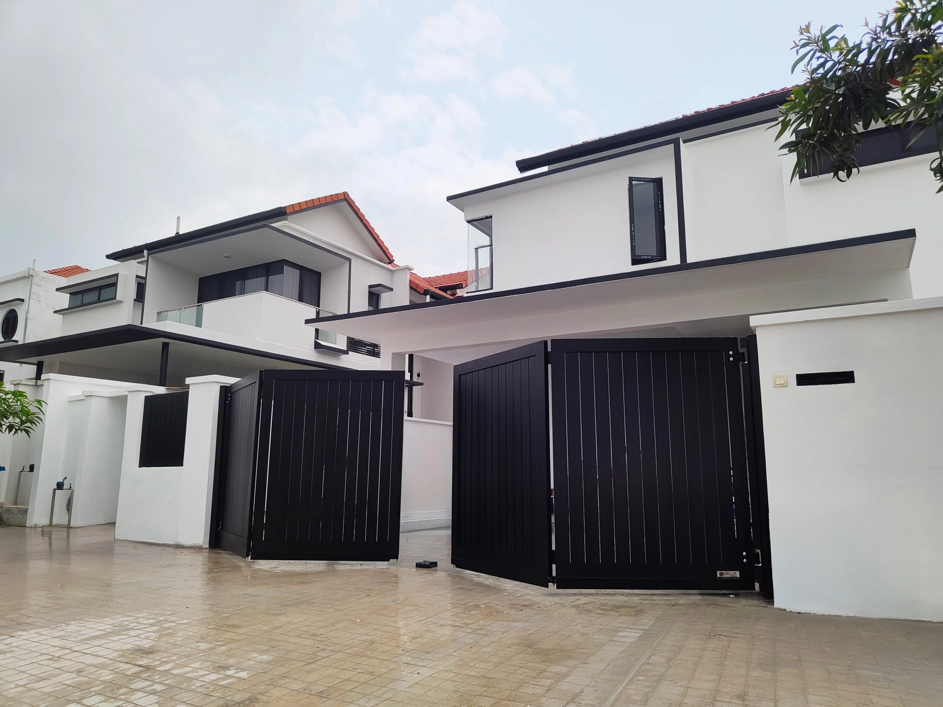 Trackless folding gate Trackless autogate Folding gate Malaysia Aluminium gate Malaysia Delux autogate Unigate Autogate Malaysia Unigate Malaysia Trackless gate Malaysia Aluminium gate supplier Malaysia Aluminium auto gate Autogate price Autogate system price Trackless autogate malaysia price Autogate malaysia price Aluminium gate suppliers contemporary 802