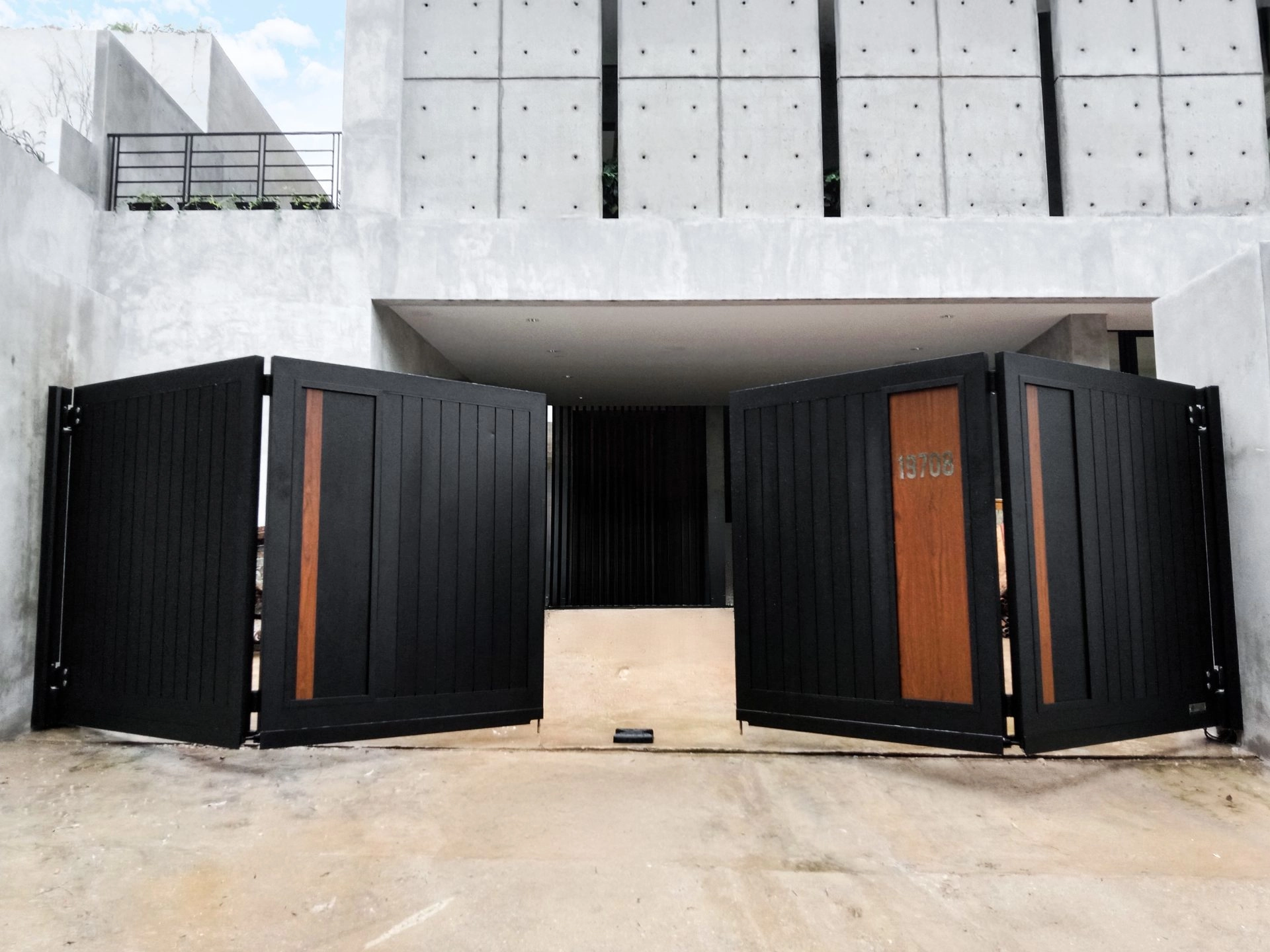 Trackless folding gate Trackless autogate Folding gate Malaysia Aluminium gate Malaysia Delux autogate Unigate Autogate Malaysia Unigate Malaysia Trackless gate Malaysia Aluminium gate supplier Malaysia Aluminium auto gate Autogate price Autogate system price Trackless autogate malaysia price Autogate malaysia price Aluminium gate suppliers Inline 14