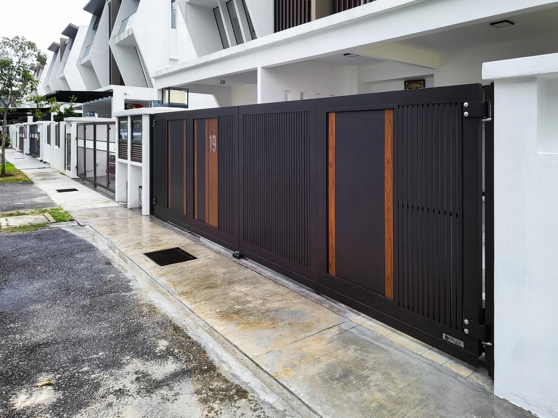 Trackless folding gate Trackless autogate Folding gate Malaysia Aluminium gate Malaysia Delux autogate Unigate Autogate Malaysia Unigate Malaysia Trackless gate Malaysia Aluminium gate supplier Malaysia Aluminium auto gate Autogate price Autogate system price Trackless autogate malaysia price Autogate malaysia price Aluminium gate suppliers Inline 8