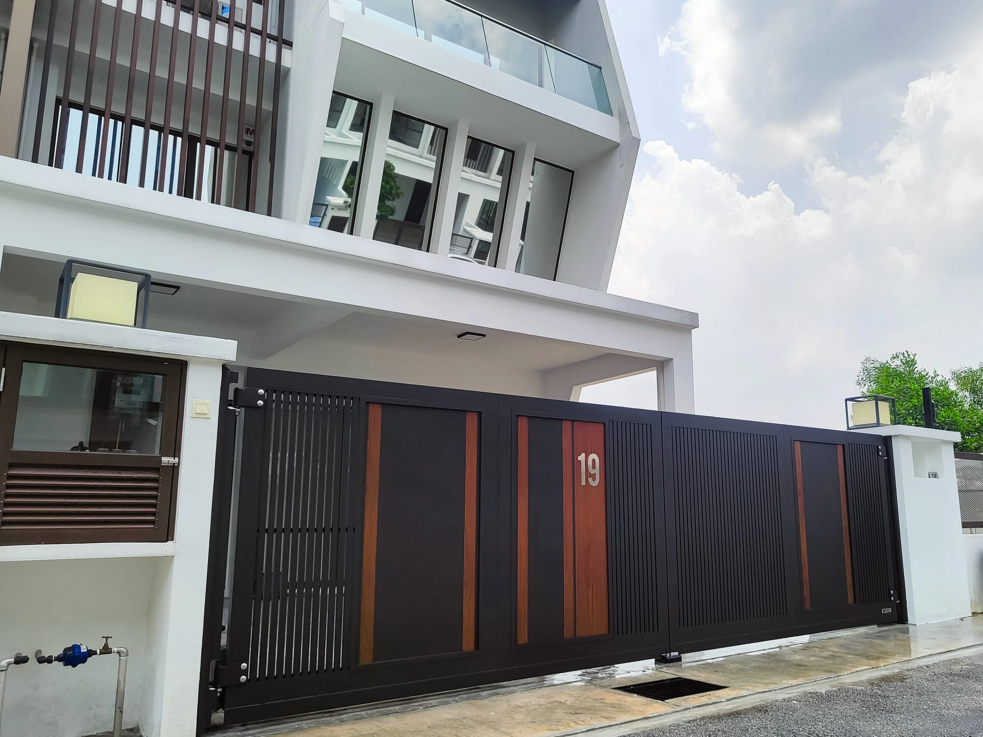 Trackless folding gate Trackless autogate Folding gate Malaysia Aluminium gate Malaysia Delux autogate Unigate Autogate Malaysia Unigate Malaysia Trackless gate Malaysia Aluminium gate supplier Malaysia Aluminium auto gate Autogate price Autogate system price Trackless autogate malaysia price Autogate malaysia price Aluminium gate suppliers Inline 8