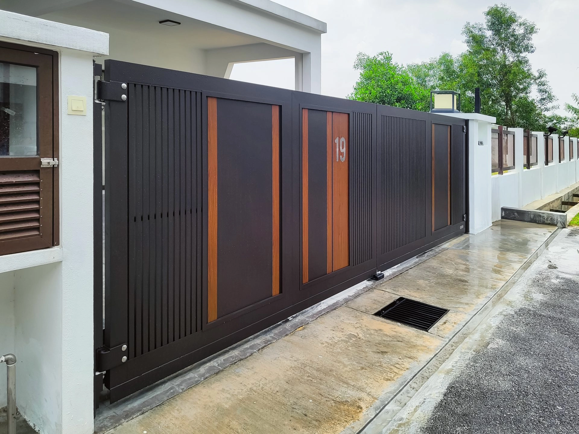 Trackless folding gate Trackless autogate Folding gate Malaysia Aluminium gate Malaysia Delux autogate Unigate Autogate Malaysia Unigate Malaysia Trackless gate Malaysia Aluminium gate supplier Malaysia Aluminium auto gate Autogate price Autogate system price Trackless autogate malaysia price Autogate malaysia price Aluminium gate suppliers Inline 8