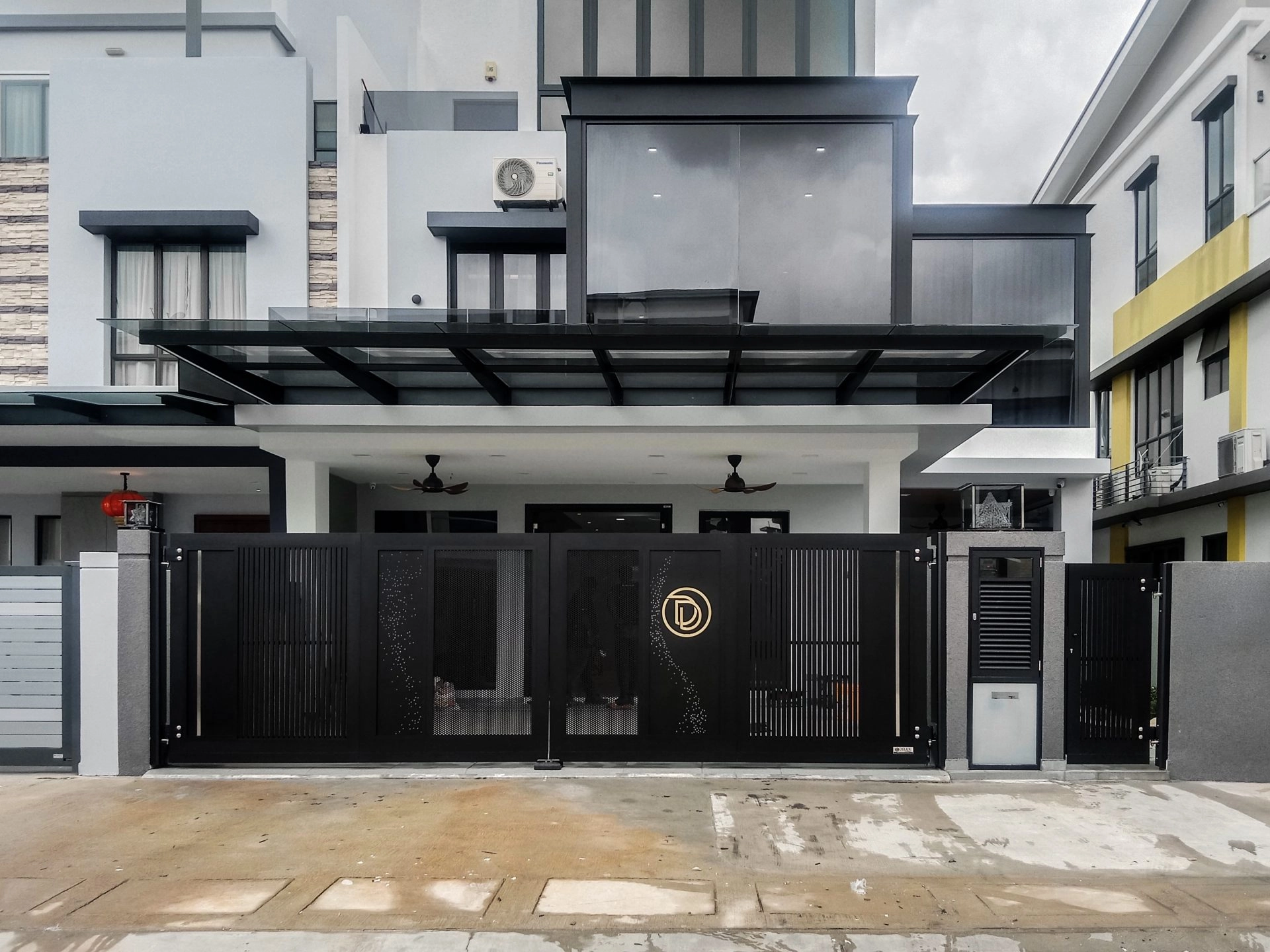 Trackless folding gate Trackless autogate Folding gate Malaysia Aluminium gate Malaysia Delux autogate Unigate Autogate Malaysia Unigate Malaysia Trackless gate Malaysia Aluminium gate supplier Malaysia Aluminium auto gate Autogate price Autogate system price Trackless autogate malaysia price Autogate malaysia price Aluminium gate suppliers vera