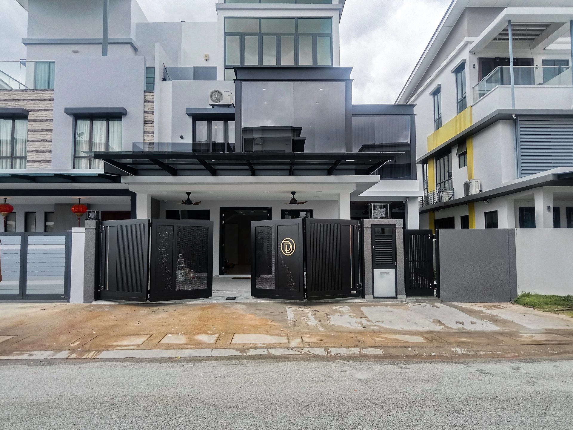 Trackless folding gate Trackless autogate Folding gate Malaysia Aluminium gate Malaysia Delux autogate Unigate Autogate Malaysia Unigate Malaysia Trackless gate Malaysia Aluminium gate supplier Malaysia Aluminium auto gate Autogate price Autogate system price Trackless autogate malaysia price Autogate malaysia price Aluminium gate suppliers vera