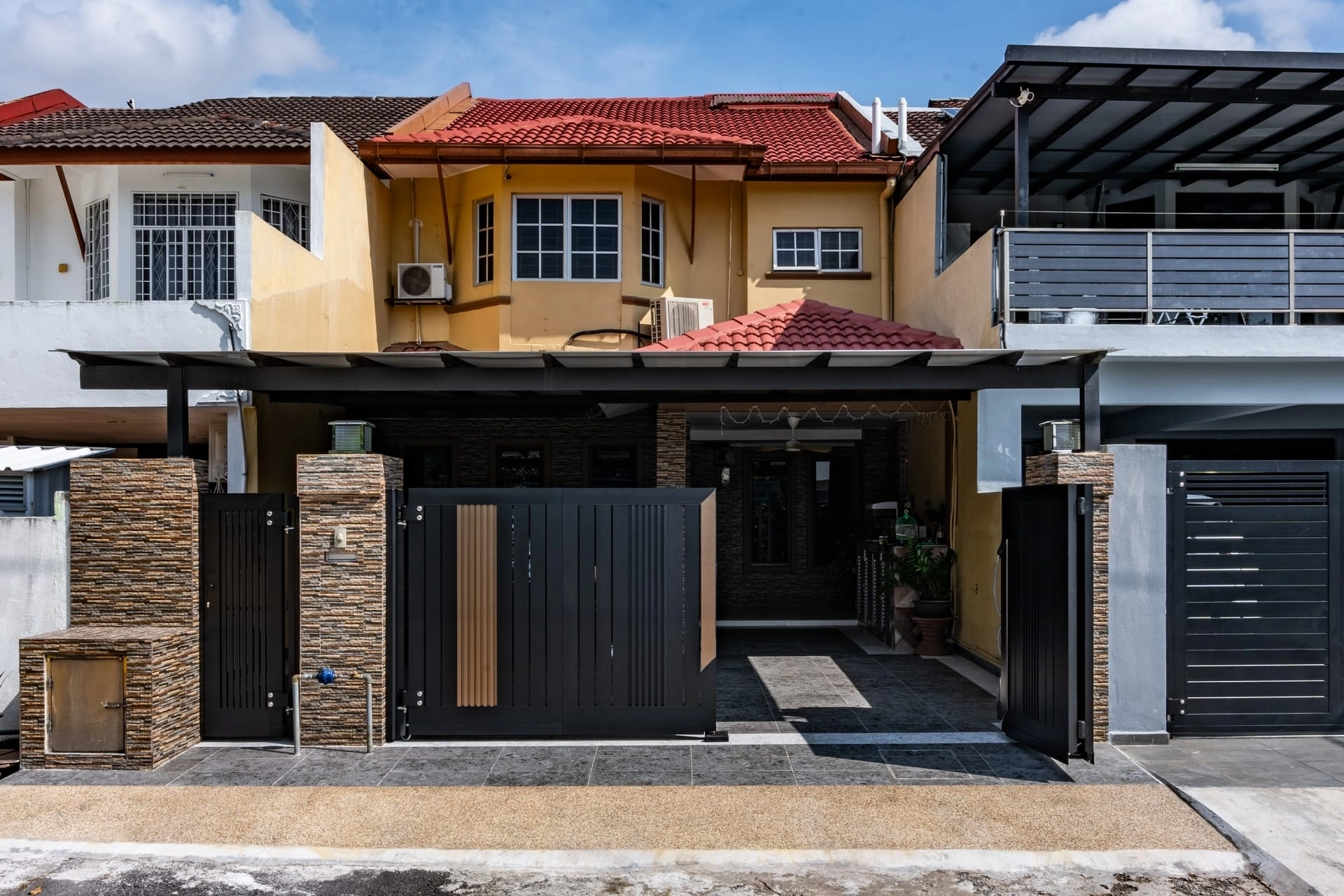 Trackless folding gate Trackless autogate Folding gate Malaysia Aluminium gate Malaysia Delux autogate Unigate Autogate Malaysia Unigate Malaysia Trackless gate Malaysia Aluminium gate supplier Malaysia Aluminium auto gate Autogate price Autogate system price Trackless autogate malaysia price Autogate malaysia price Aluminium gate suppliers lustre 1