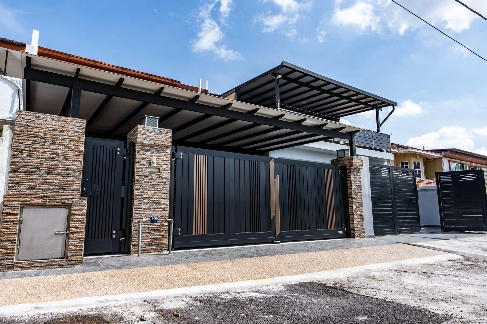 Trackless folding gate Trackless autogate Folding gate Malaysia Aluminium gate Malaysia Delux autogate Unigate Autogate Malaysia Unigate Malaysia Trackless gate Malaysia Aluminium gate supplier Malaysia Aluminium auto gate Autogate price Autogate system price Trackless autogate malaysia price Autogate malaysia price Aluminium gate suppliers lustre 1