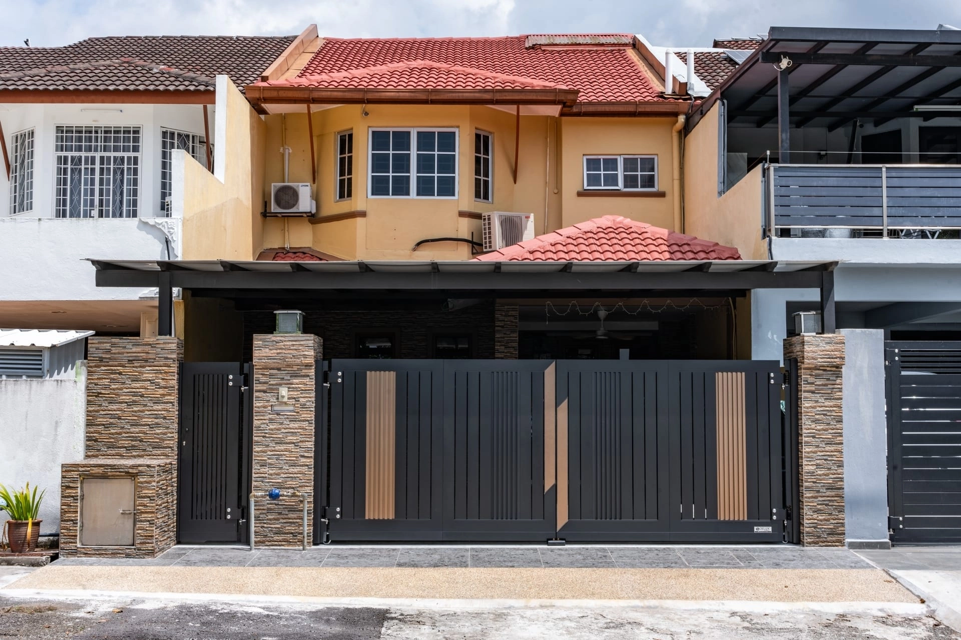 Trackless folding gate Trackless autogate Folding gate Malaysia Aluminium gate Malaysia Delux autogate Unigate Autogate Malaysia Unigate Malaysia Trackless gate Malaysia Aluminium gate supplier Malaysia Aluminium auto gate Autogate price Autogate system price Trackless autogate malaysia price Autogate malaysia price Aluminium gate suppliers lustre 1