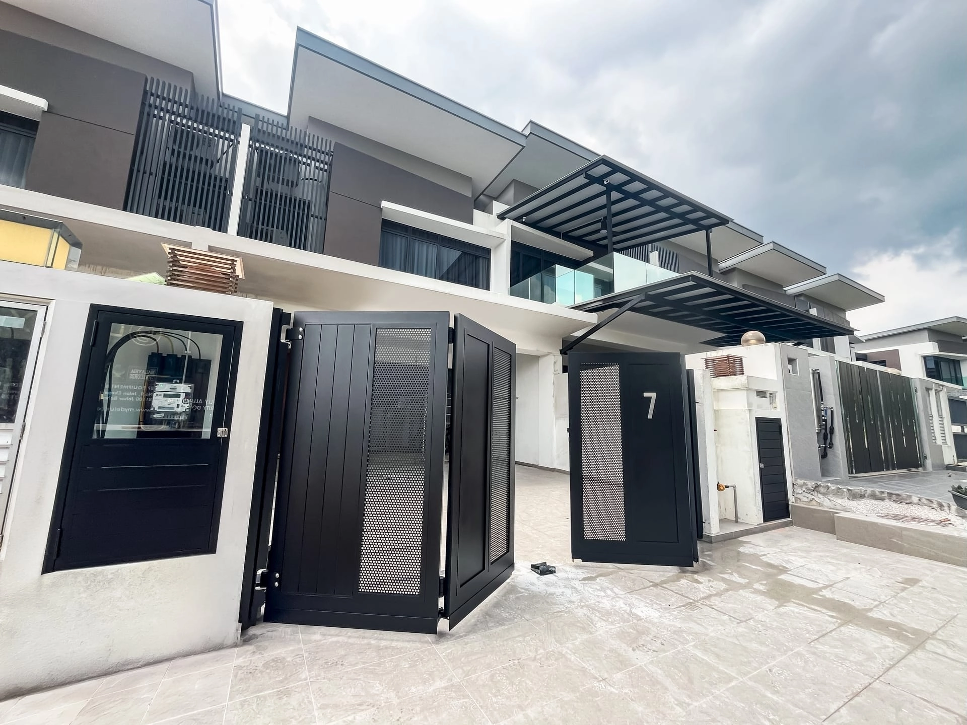 Trackless folding gate Trackless autogate Folding gate Malaysia Aluminium gate Malaysia Delux autogate Unigate Autogate Malaysia Unigate Malaysia Trackless gate Malaysia Aluminium gate supplier Malaysia Aluminium auto gate Autogate price Autogate system price Trackless autogate malaysia price Autogate malaysia price Aluminium gate suppliers inline 4