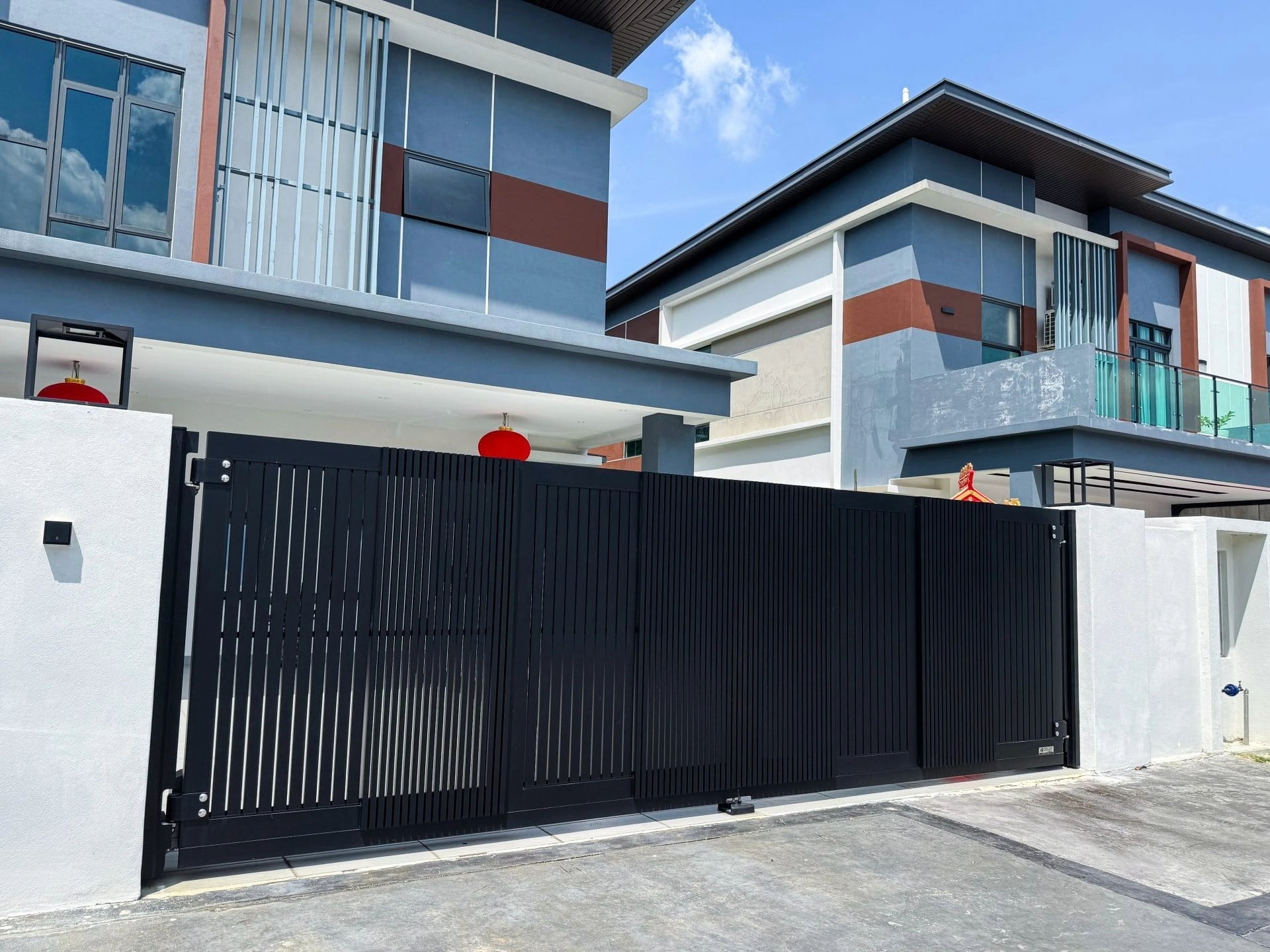 Trackless folding gate Trackless autogate Folding gate Malaysia Aluminium gate Malaysia Delux autogate Unigate Autogate Malaysia Unigate Malaysia Trackless gate Malaysia Aluminium gate supplier Malaysia Aluminium auto gate Autogate price Autogate system price Trackless autogate malaysia price Autogate malaysia price Aluminium gate suppliers x19