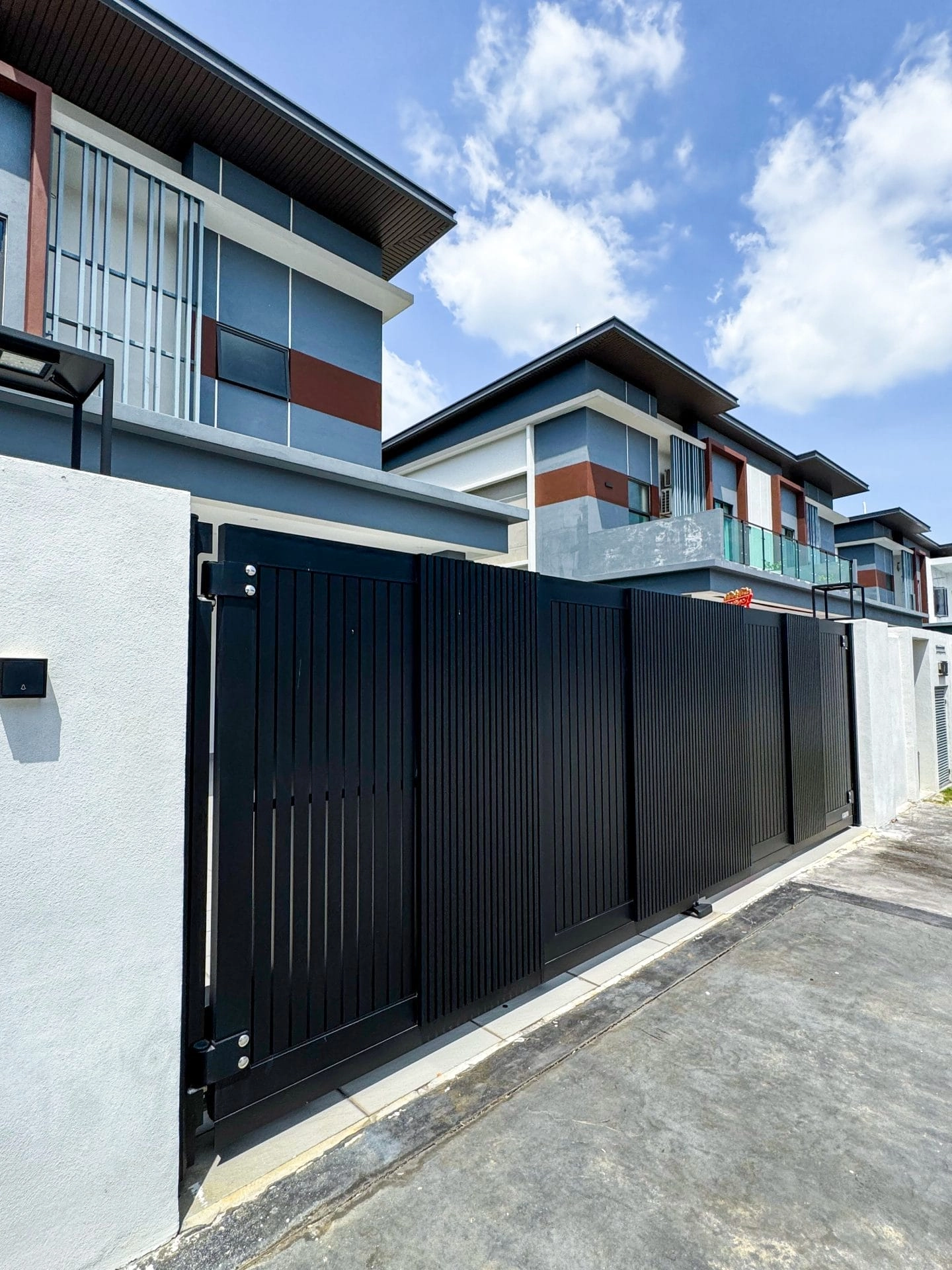 Trackless folding gate Trackless autogate Folding gate Malaysia Aluminium gate Malaysia Delux autogate Unigate Autogate Malaysia Unigate Malaysia Trackless gate Malaysia Aluminium gate supplier Malaysia Aluminium auto gate Autogate price Autogate system price Trackless autogate malaysia price Autogate malaysia price Aluminium gate suppliers x19