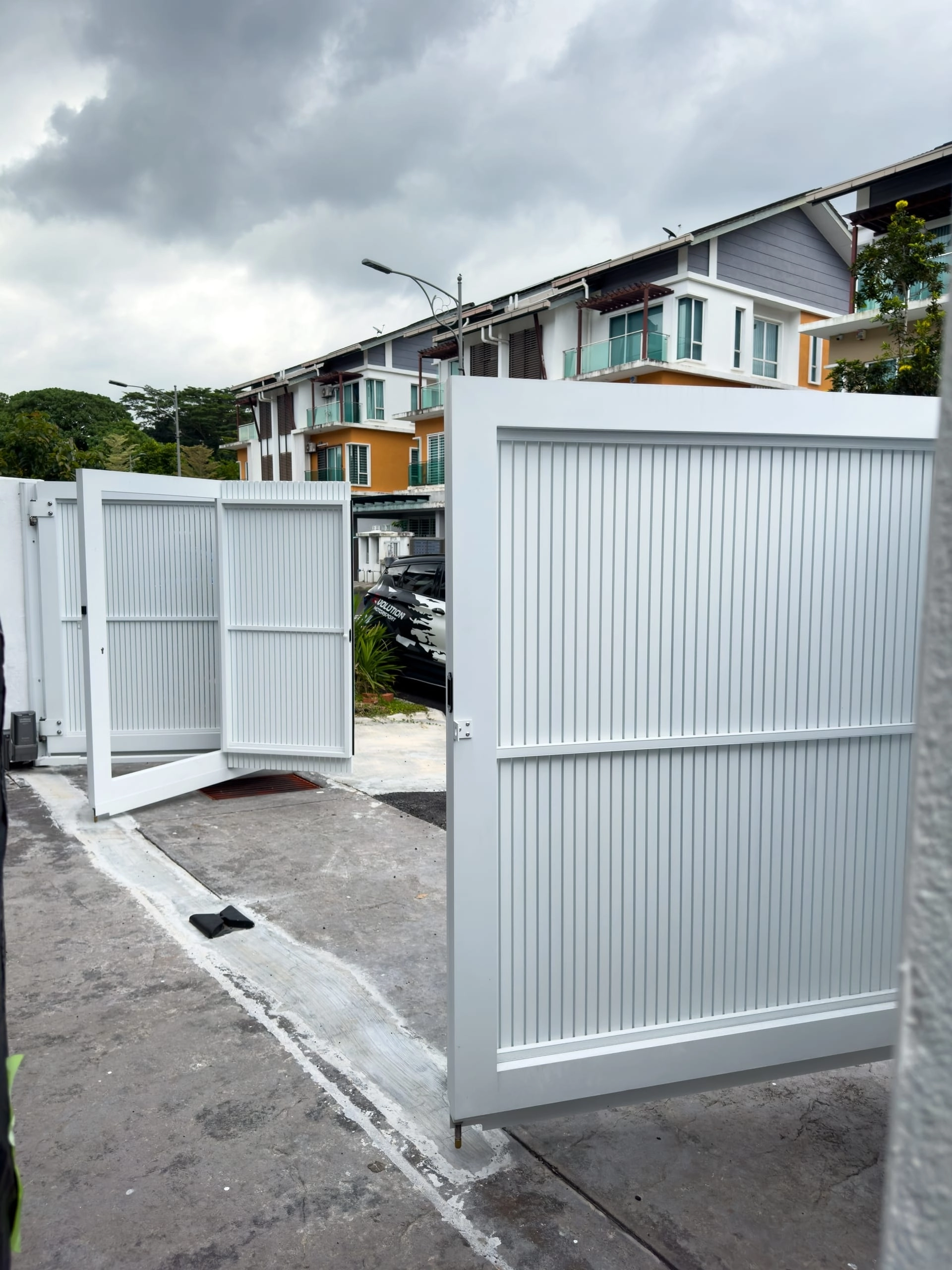 Trackless folding gate Trackless autogate Folding gate Malaysia Aluminium gate Malaysia Delux autogate Unigate Autogate Malaysia Unigate Malaysia Trackless gate Malaysia Aluminium gate supplier Malaysia Aluminium auto gate Autogate price Autogate system price Trackless autogate malaysia price Autogate malaysia price Aluminium gate suppliers x8