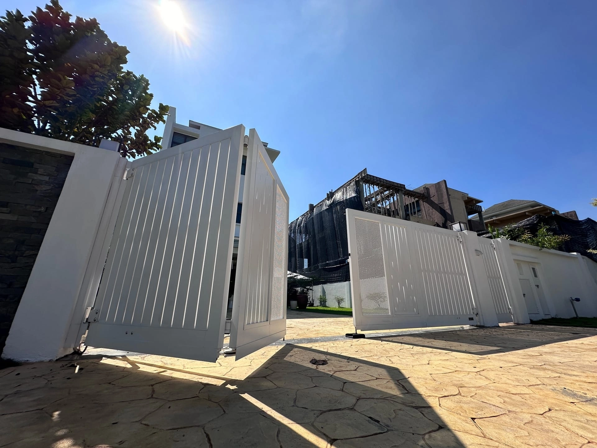 Trackless folding gate Trackless autogate Folding gate Malaysia Aluminium gate Malaysia Delux autogate Unigate Autogate Malaysia Unigate Malaysia Trackless gate Malaysia Aluminium gate supplier Malaysia Aluminium auto gate Autogate price Autogate system price Trackless autogate malaysia price Autogate malaysia price Aluminium gate suppliers showy