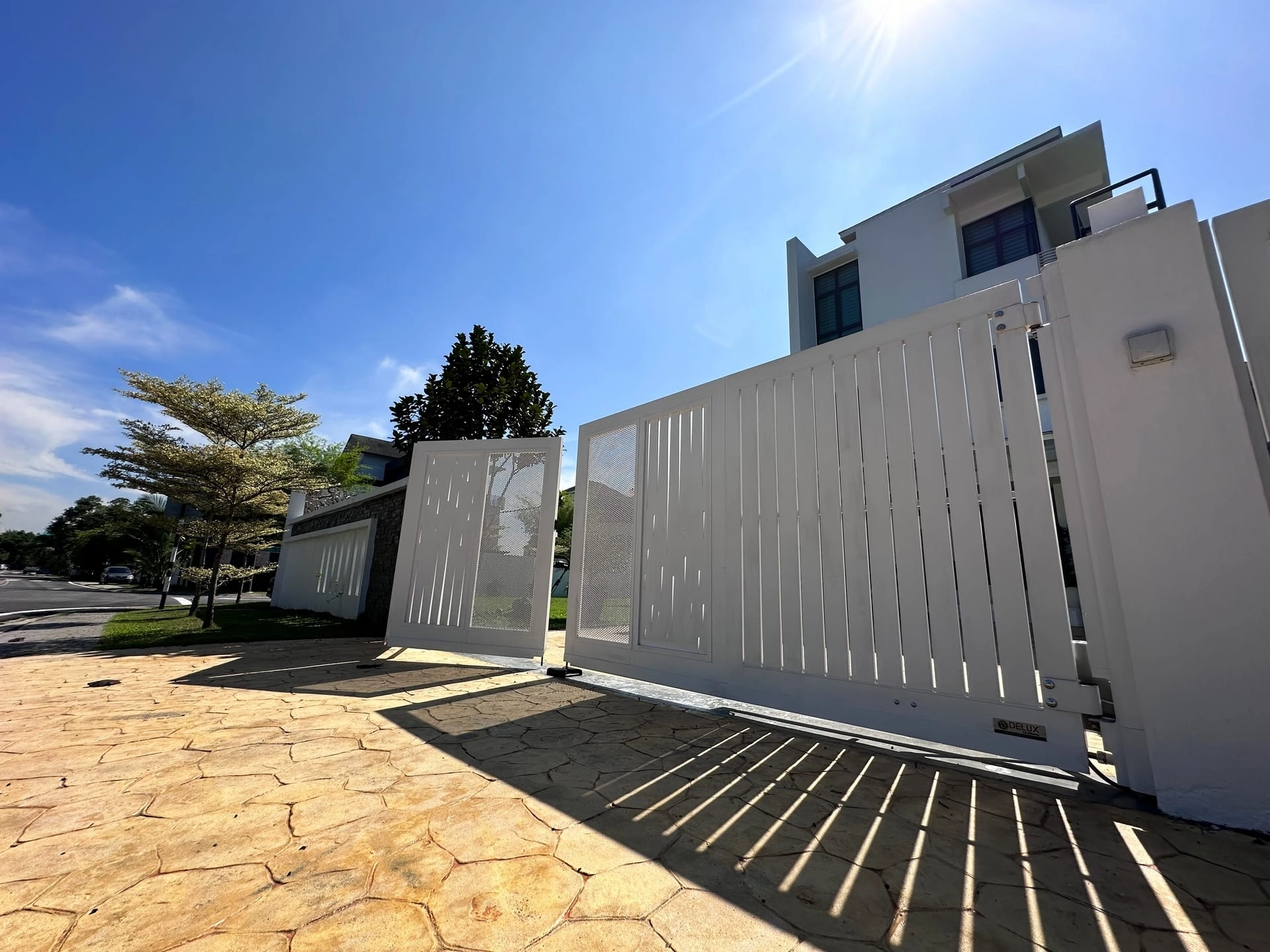 Trackless folding gate Trackless autogate Folding gate Malaysia Aluminium gate Malaysia Delux autogate Unigate Autogate Malaysia Unigate Malaysia Trackless gate Malaysia Aluminium gate supplier Malaysia Aluminium auto gate Autogate price Autogate system price Trackless autogate malaysia price Autogate malaysia price Aluminium gate suppliers showy