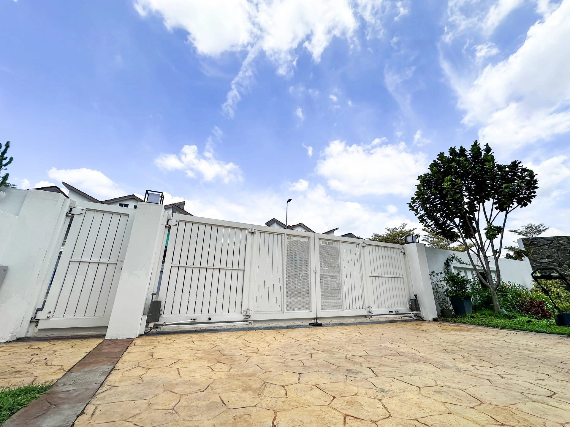 Trackless folding gate Trackless autogate Folding gate Malaysia Aluminium gate Malaysia Delux autogate Unigate Autogate Malaysia Unigate Malaysia Trackless gate Malaysia Aluminium gate supplier Malaysia Aluminium auto gate Autogate price Autogate system price Trackless autogate malaysia price Autogate malaysia price Aluminium gate suppliers showy