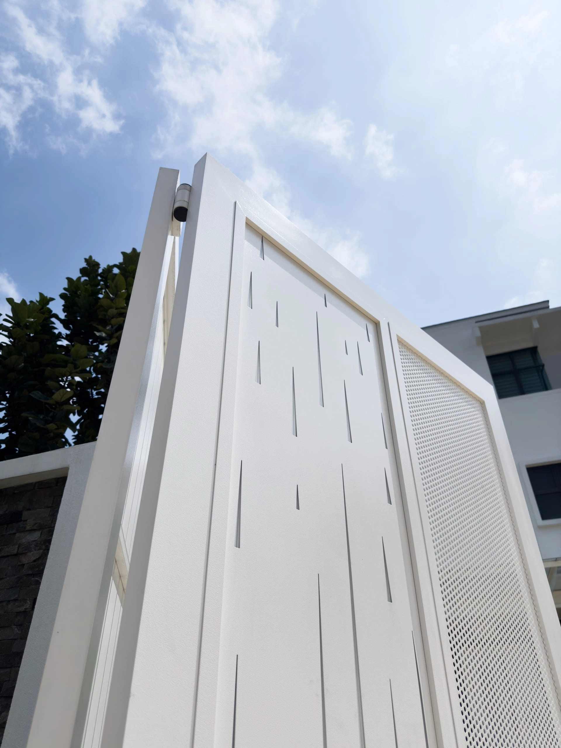 Trackless folding gate Trackless autogate Folding gate Malaysia Aluminium gate Malaysia Delux autogate Unigate Autogate Malaysia Unigate Malaysia Trackless gate Malaysia Aluminium gate supplier Malaysia Aluminium auto gate Autogate price Autogate system price Trackless autogate malaysia price Autogate malaysia price Aluminium gate suppliers showy