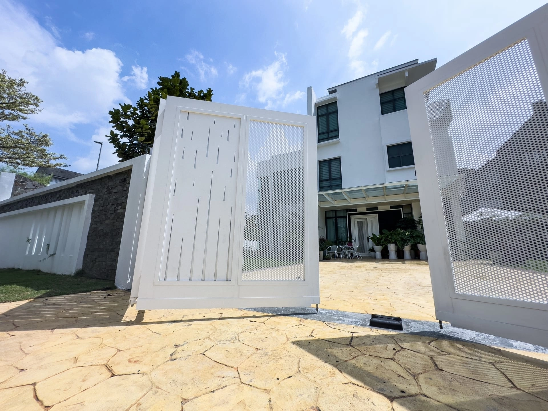 Trackless folding gate Trackless autogate Folding gate Malaysia Aluminium gate Malaysia Delux autogate Unigate Autogate Malaysia Unigate Malaysia Trackless gate Malaysia Aluminium gate supplier Malaysia Aluminium auto gate Autogate price Autogate system price Trackless autogate malaysia price Autogate malaysia price Aluminium gate suppliers showy