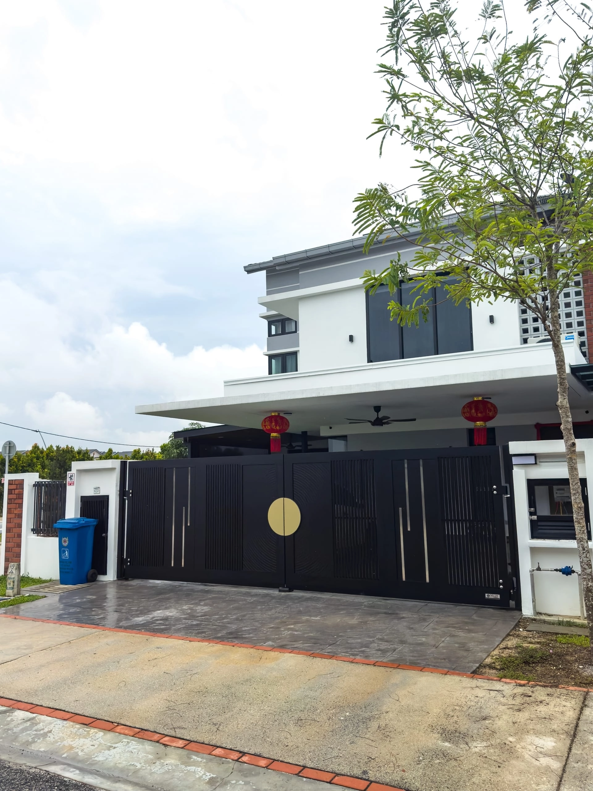 Trackless folding gate Trackless autogate Folding gate Malaysia Aluminium gate Malaysia Delux autogate Unigate Autogate Malaysia Unigate Malaysia Trackless gate Malaysia Aluminium gate supplier Malaysia Aluminium auto gate Autogate price Autogate system price Trackless autogate malaysia price Autogate malaysia price Aluminium gate suppliers grono 1