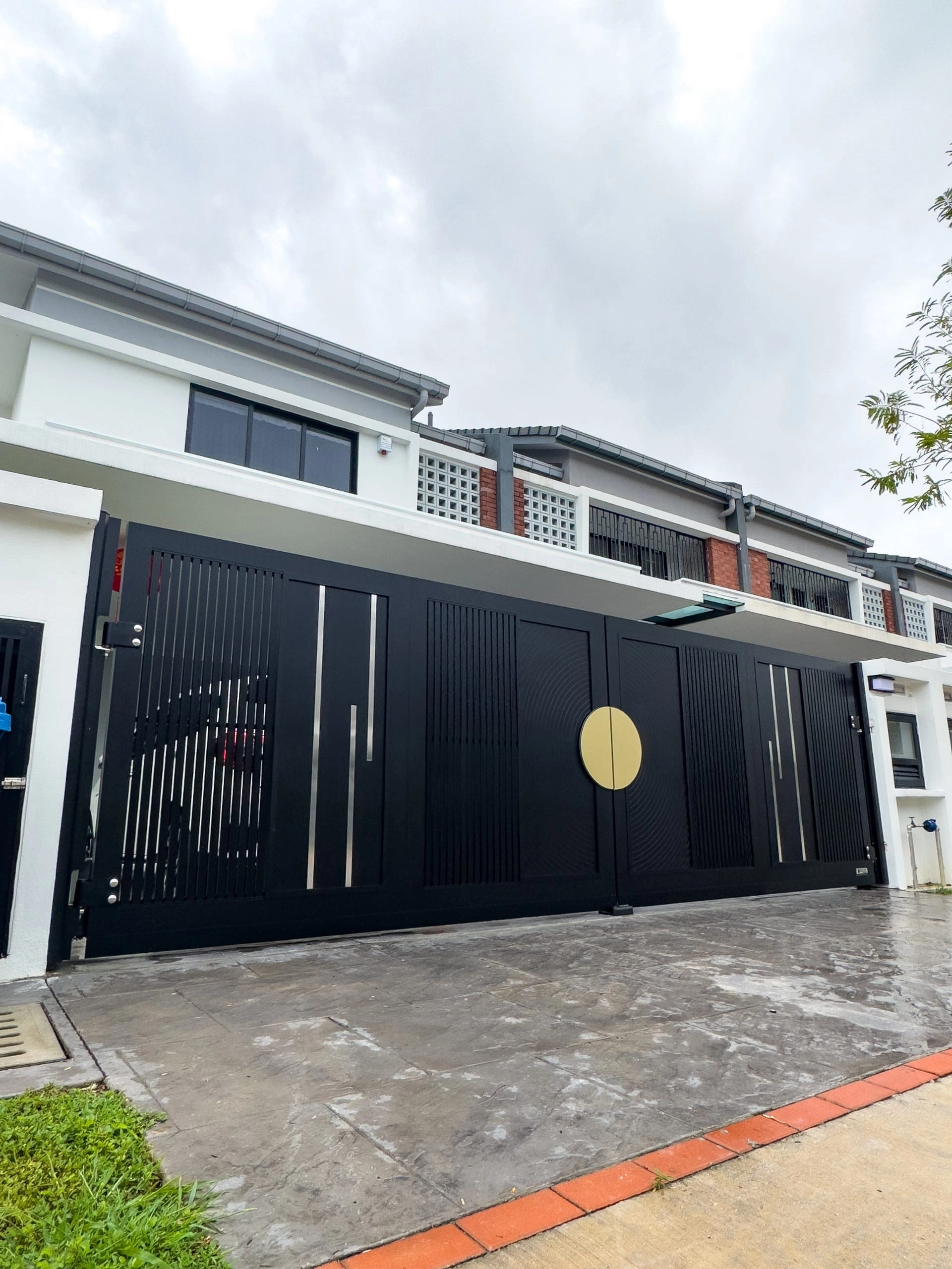 Trackless folding gate Trackless autogate Folding gate Malaysia Aluminium gate Malaysia Delux autogate Unigate Autogate Malaysia Unigate Malaysia Trackless gate Malaysia Aluminium gate supplier Malaysia Aluminium auto gate Autogate price Autogate system price Trackless autogate malaysia price Autogate malaysia price Aluminium gate suppliers grono 1