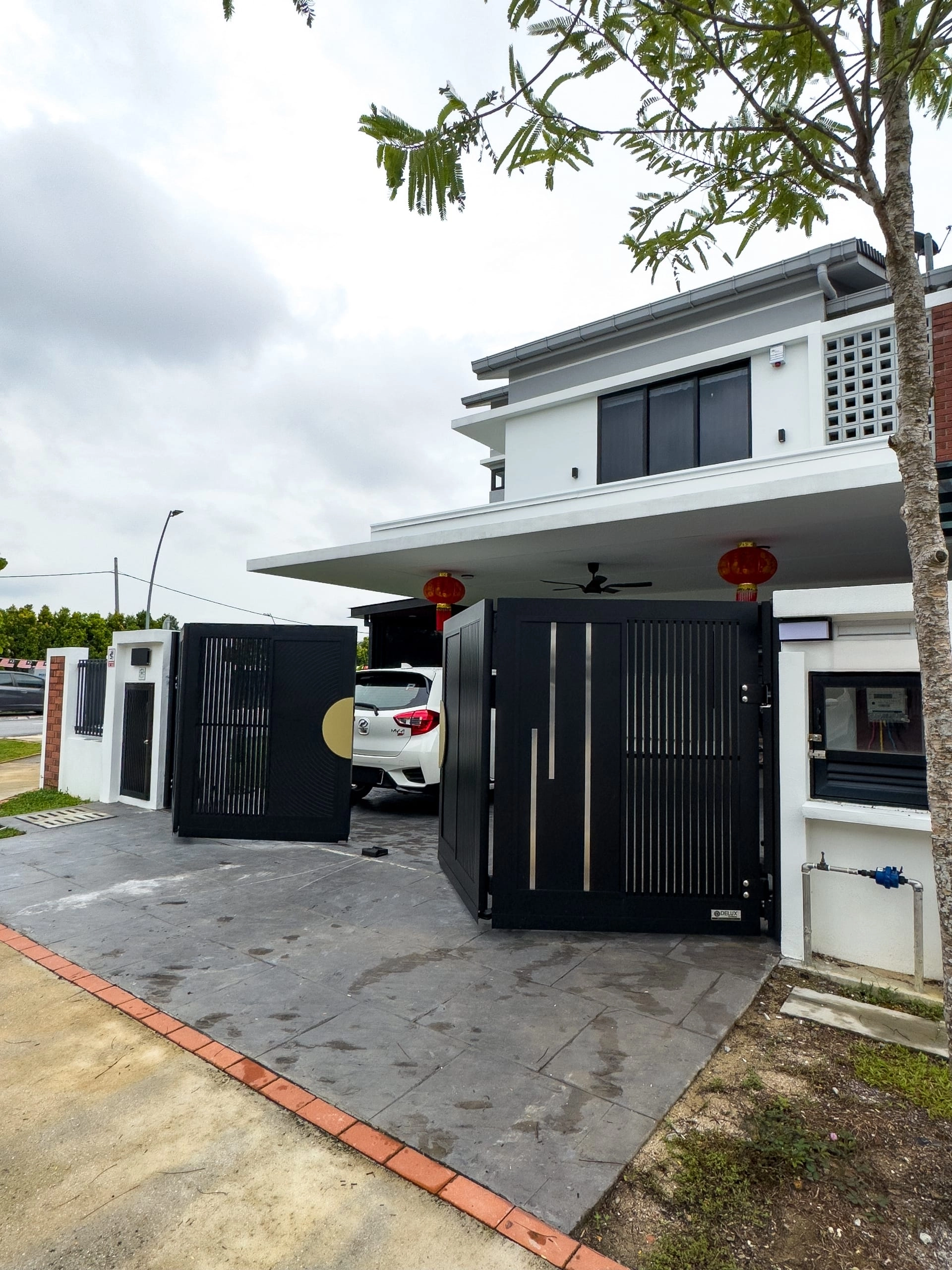 Trackless folding gate Trackless autogate Folding gate Malaysia Aluminium gate Malaysia Delux autogate Unigate Autogate Malaysia Unigate Malaysia Trackless gate Malaysia Aluminium gate supplier Malaysia Aluminium auto gate Autogate price Autogate system price Trackless autogate malaysia price Autogate malaysia price Aluminium gate suppliers grono 1