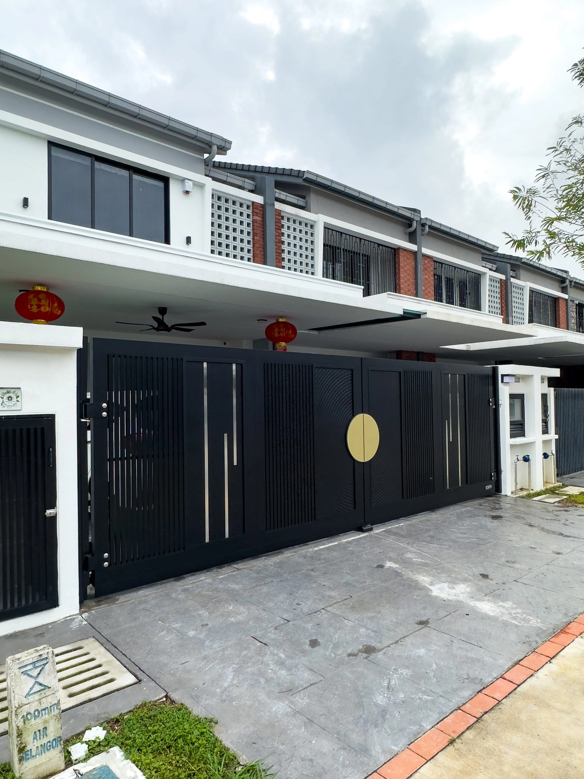 Trackless folding gate Trackless autogate Folding gate Malaysia Aluminium gate Malaysia Delux autogate Unigate Autogate Malaysia Unigate Malaysia Trackless gate Malaysia Aluminium gate supplier Malaysia Aluminium auto gate Autogate price Autogate system price Trackless autogate malaysia price Autogate malaysia price Aluminium gate suppliers grono 1