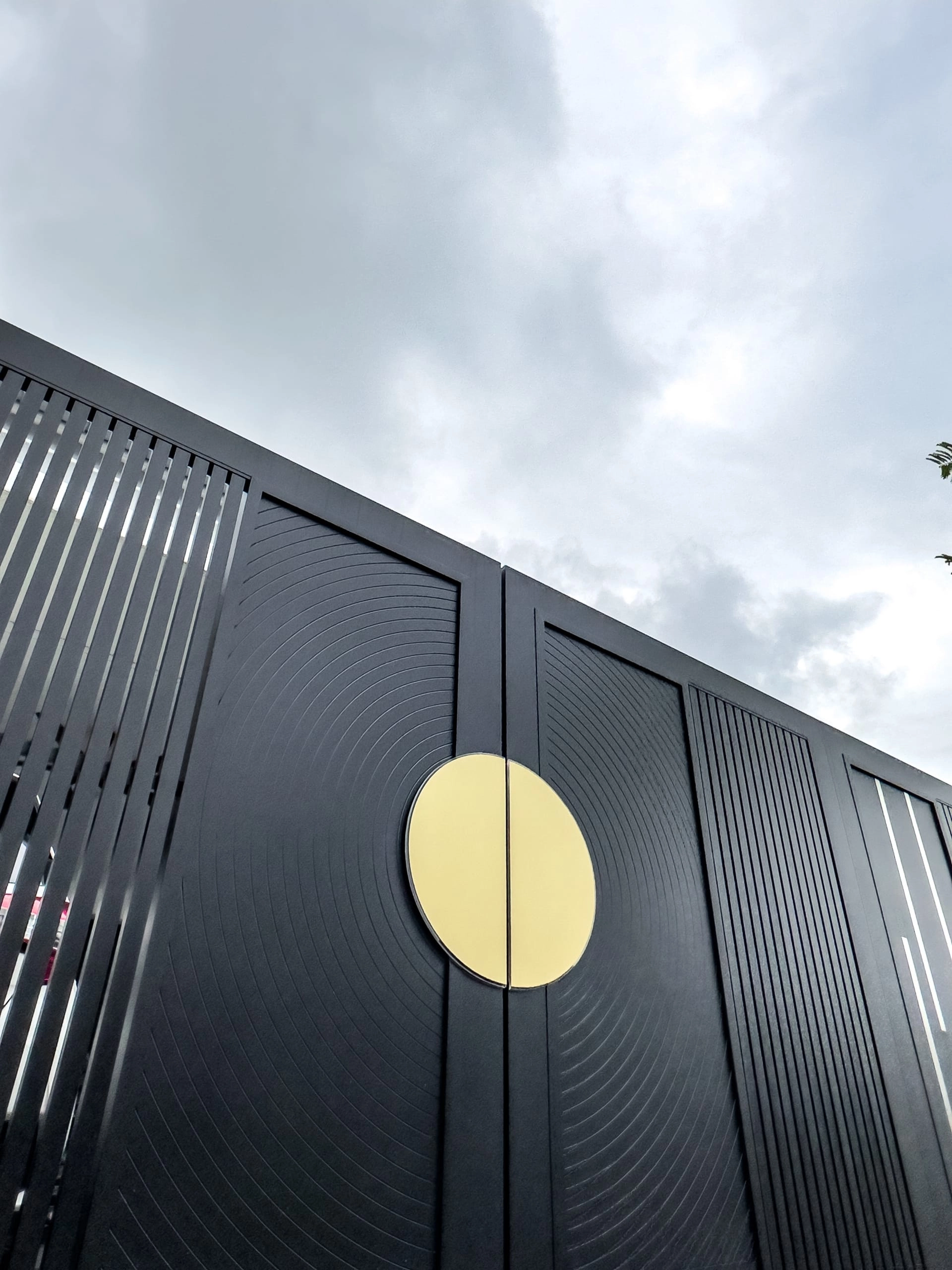 Trackless folding gate Trackless autogate Folding gate Malaysia Aluminium gate Malaysia Delux autogate Unigate Autogate Malaysia Unigate Malaysia Trackless gate Malaysia Aluminium gate supplier Malaysia Aluminium auto gate Autogate price Autogate system price Trackless autogate malaysia price Autogate malaysia price Aluminium gate suppliers grono 1