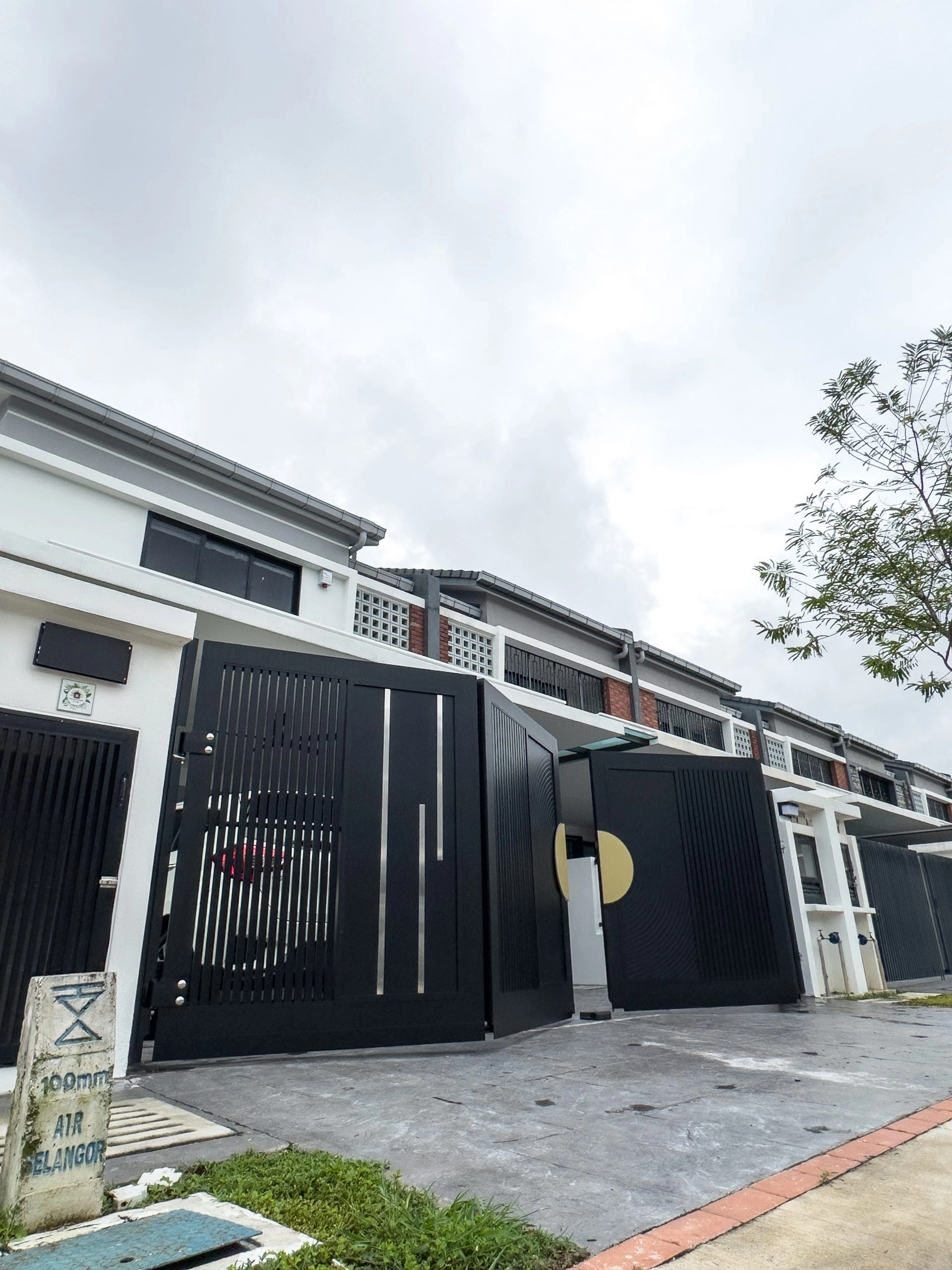 Trackless folding gate Trackless autogate Folding gate Malaysia Aluminium gate Malaysia Delux autogate Unigate Autogate Malaysia Unigate Malaysia Trackless gate Malaysia Aluminium gate supplier Malaysia Aluminium auto gate Autogate price Autogate system price Trackless autogate malaysia price Autogate malaysia price Aluminium gate suppliers grono 1