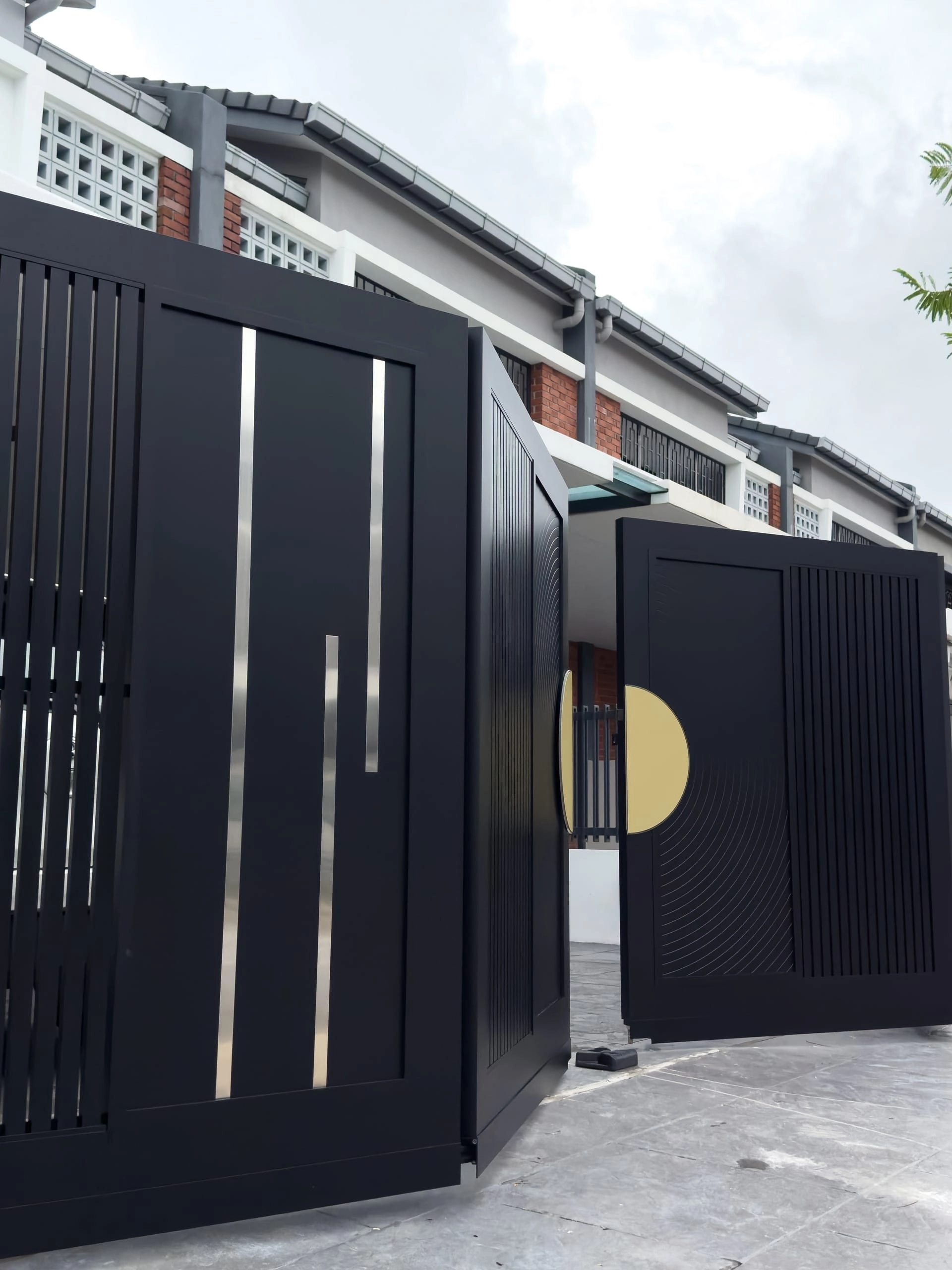 Trackless folding gate Trackless autogate Folding gate Malaysia Aluminium gate Malaysia Delux autogate Unigate Autogate Malaysia Unigate Malaysia Trackless gate Malaysia Aluminium gate supplier Malaysia Aluminium auto gate Autogate price Autogate system price Trackless autogate malaysia price Autogate malaysia price Aluminium gate suppliers grono 1