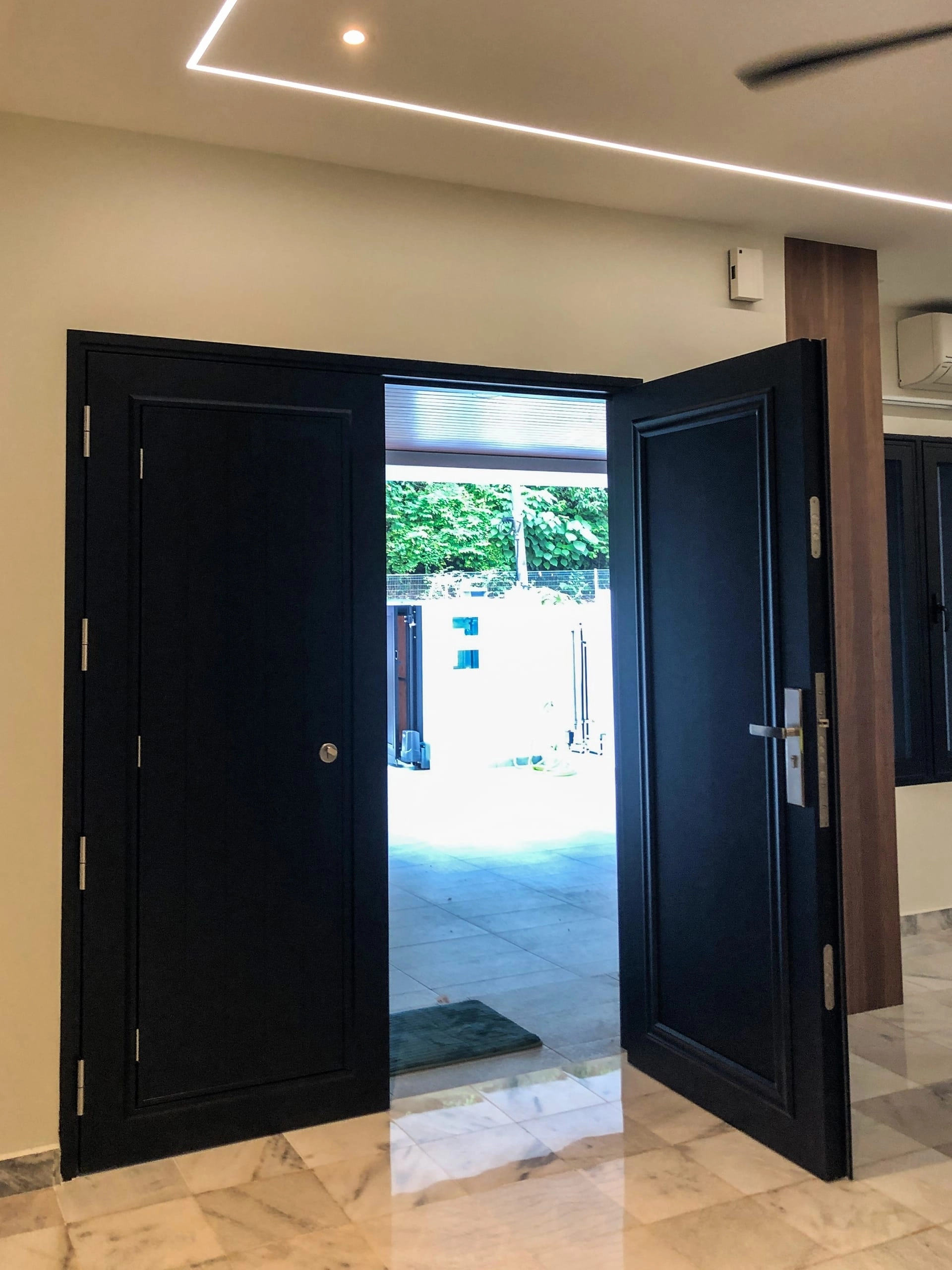 Security door Malaysia Aluminum door Luxury security door Delux security door price Aluminium security door Alutechdoor Security door design for home Best safety door Best security door malaysia Modern security door Security door design Safety door Malaysia Premium security door dt301