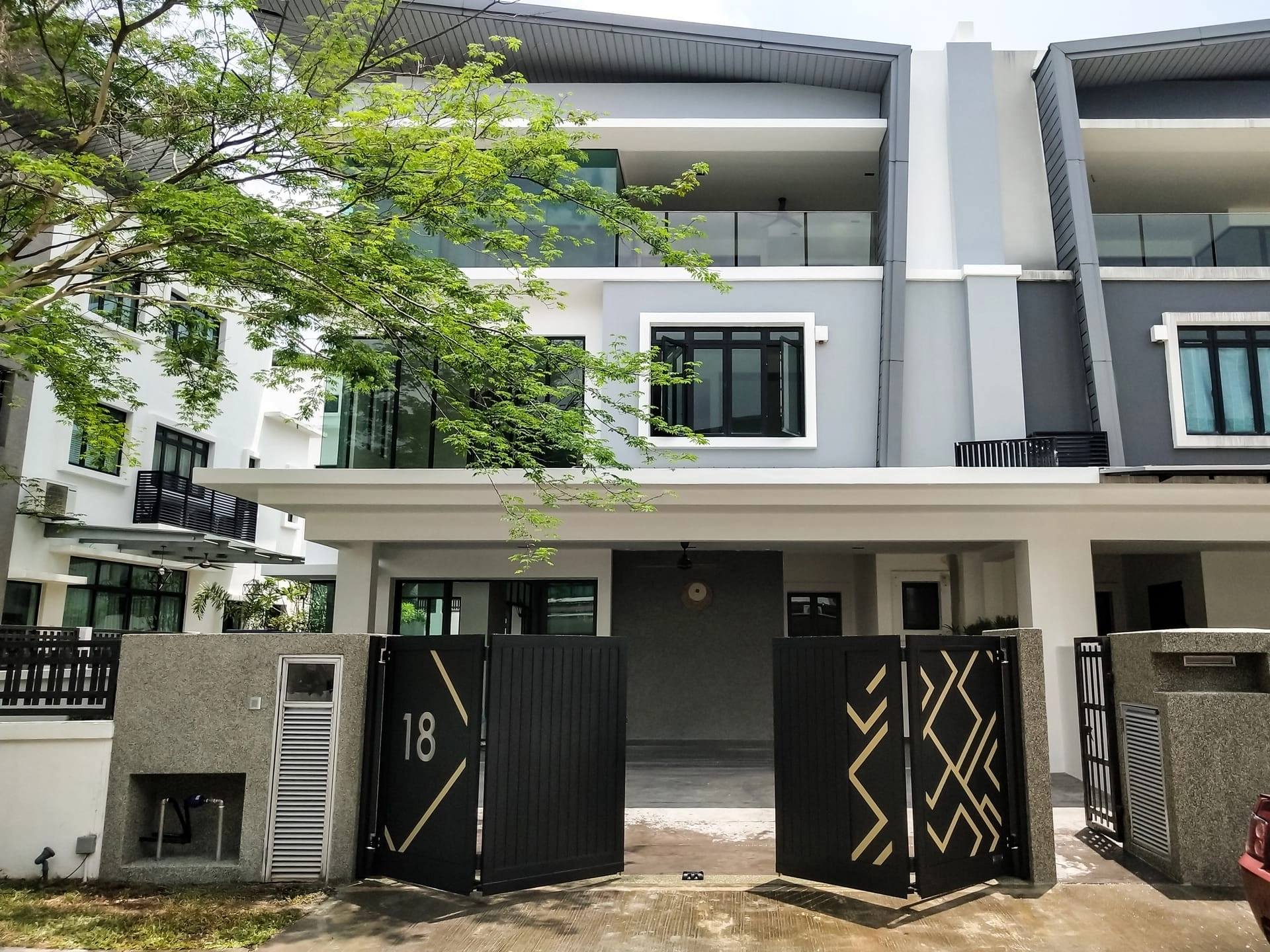 Trackless folding gate Trackless autogate Folding gate Malaysia Aluminium gate Malaysia Delux autogate Unigate Autogate Malaysia Unigate Malaysia Trackless gate Malaysia Aluminium gate supplier Malaysia Aluminium auto gate Autogate price Autogate system price Trackless autogate malaysia price Autogate malaysia price Aluminium gate suppliers earth 2