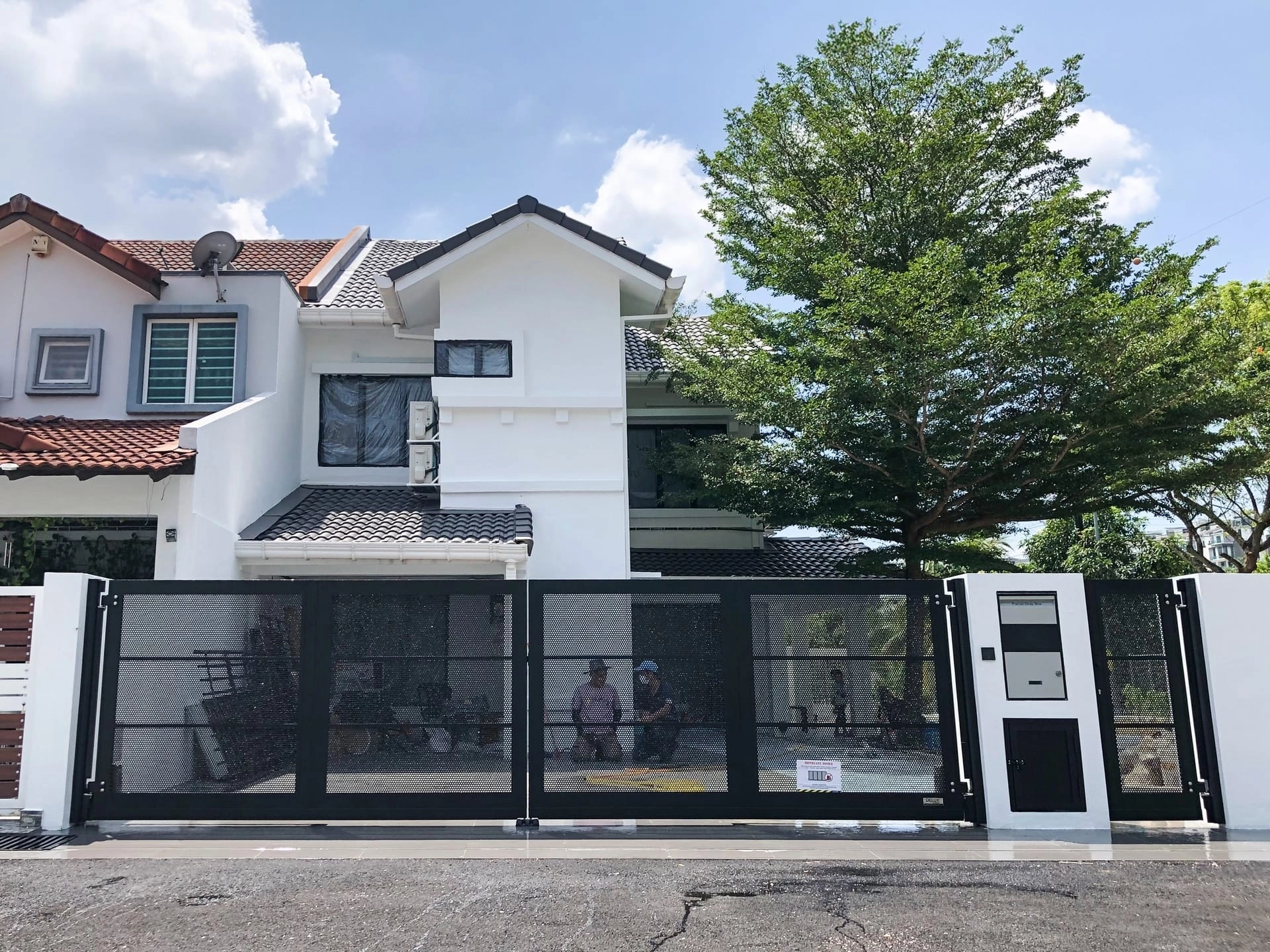 Trackless folding gate Trackless autogate Folding gate Malaysia Aluminium gate Malaysia Delux autogate Unigate Autogate Malaysia Unigate Malaysia Trackless gate Malaysia Aluminium gate supplier Malaysia Aluminium auto gate Autogate price Autogate system price Trackless autogate malaysia price Autogate malaysia price Aluminium gate suppliers x7