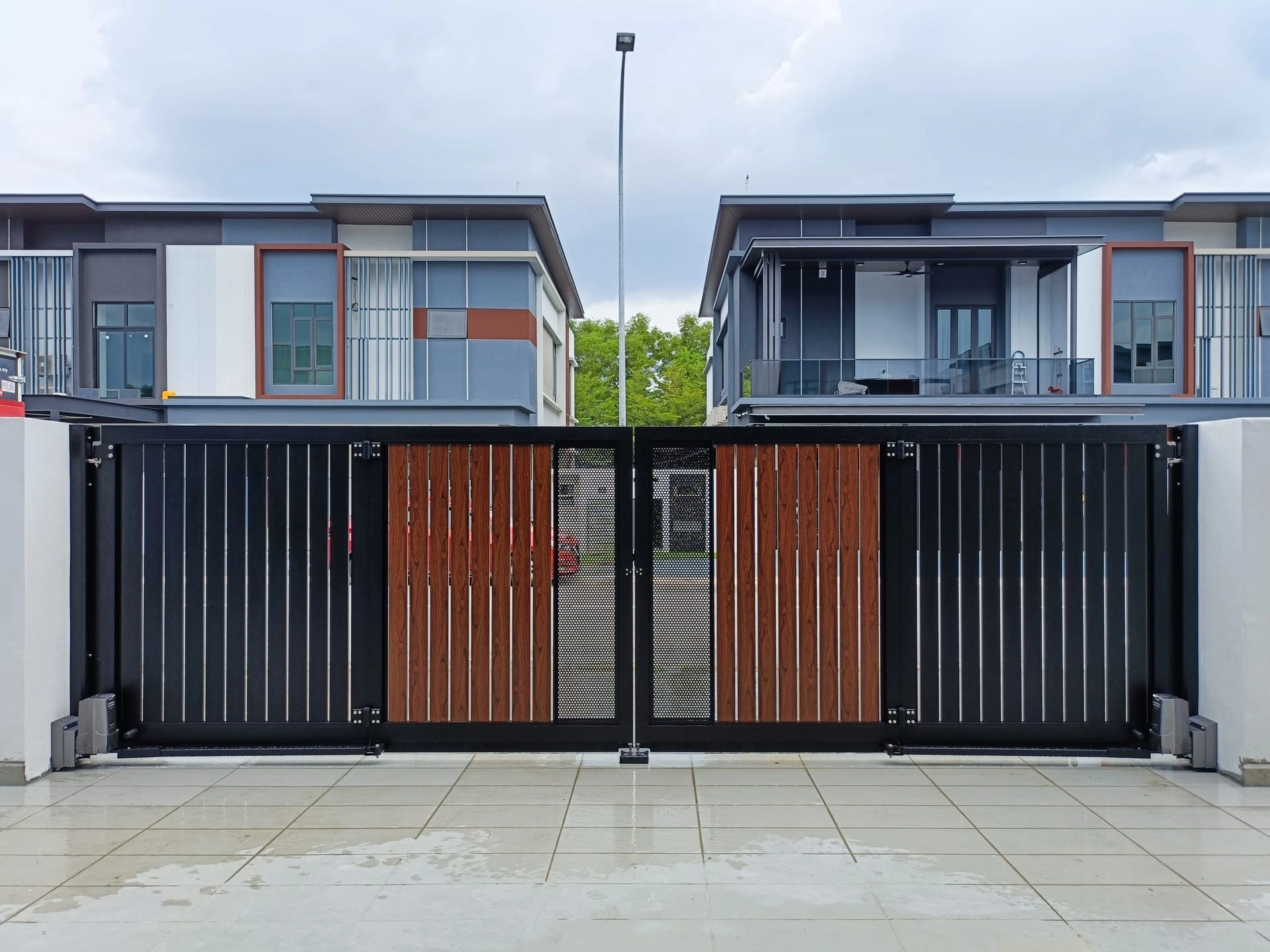 Trackless folding gate Trackless autogate Folding gate Malaysia Aluminium gate Malaysia Delux autogate Unigate Autogate Malaysia Unigate Malaysia Trackless gate Malaysia Aluminium gate supplier Malaysia Aluminium auto gate Autogate price Autogate system price Trackless autogate malaysia price Autogate malaysia price Aluminium gate suppliers inline 17