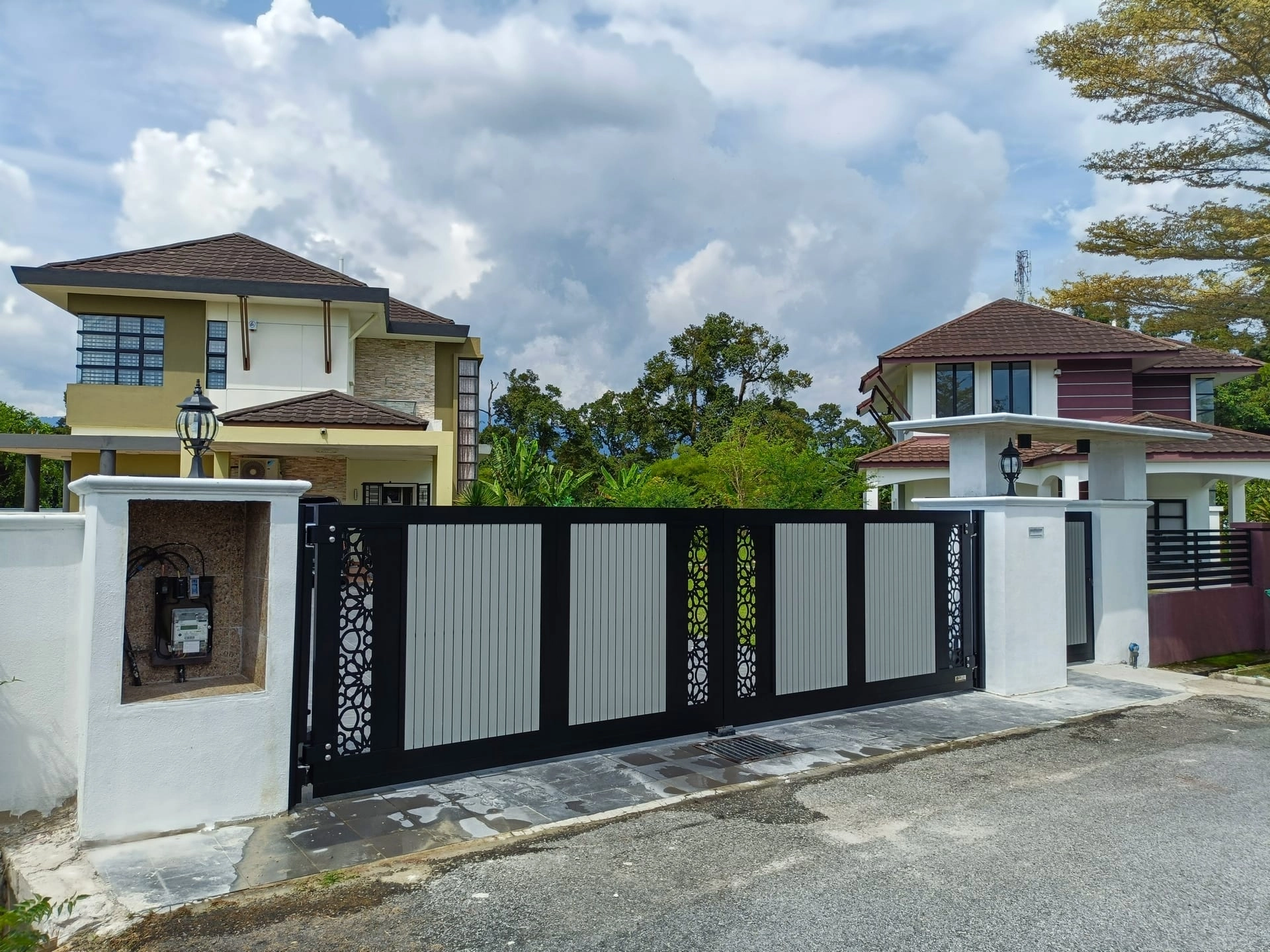 Trackless folding gate Trackless autogate Folding gate Malaysia Aluminium gate Malaysia Delux autogate Unigate Autogate Malaysia Unigate Malaysia Trackless gate Malaysia Aluminium gate supplier Malaysia Aluminium auto gate Autogate price Autogate system price Trackless autogate malaysia price Autogate malaysia price Aluminium gate suppliers mj104