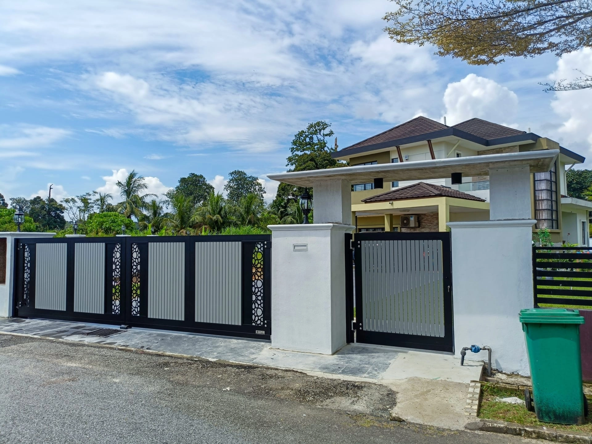 Trackless folding gate Trackless autogate Folding gate Malaysia Aluminium gate Malaysia Delux autogate Unigate Autogate Malaysia Unigate Malaysia Trackless gate Malaysia Aluminium gate supplier Malaysia Aluminium auto gate Autogate price Autogate system price Trackless autogate malaysia price Autogate malaysia price Aluminium gate suppliers mj104