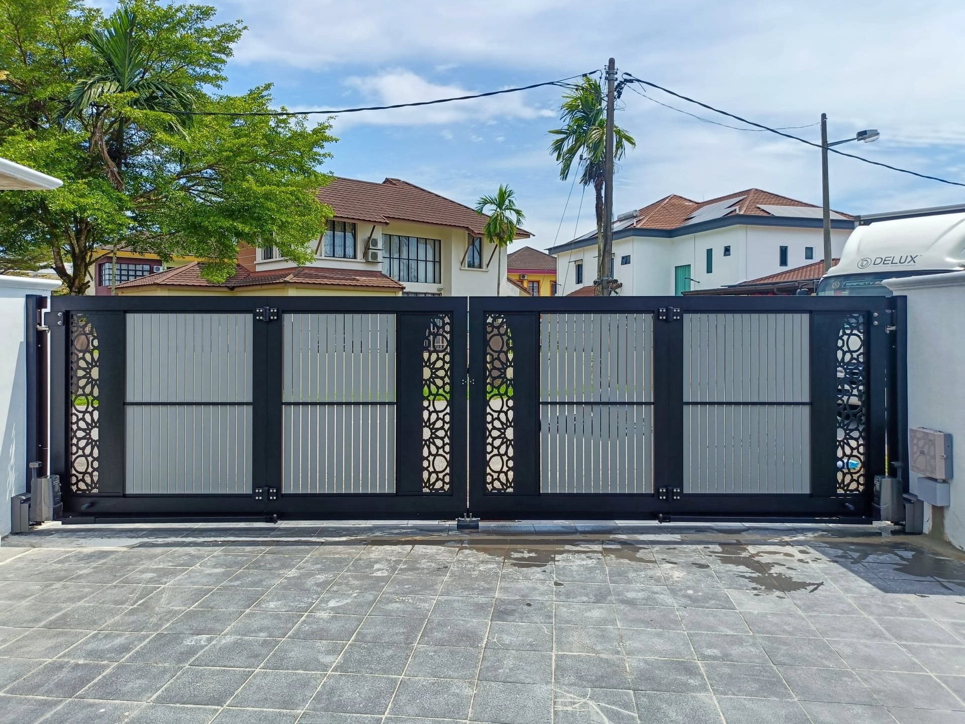 Trackless folding gate Trackless autogate Folding gate Malaysia Aluminium gate Malaysia Delux autogate Unigate Autogate Malaysia Unigate Malaysia Trackless gate Malaysia Aluminium gate supplier Malaysia Aluminium auto gate Autogate price Autogate system price Trackless autogate malaysia price Autogate malaysia price Aluminium gate suppliers mj104