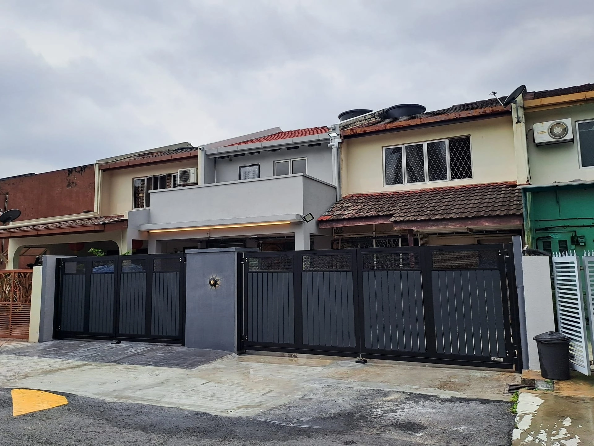 Trackless folding gate Trackless autogate Folding gate Malaysia Aluminium gate Malaysia Delux autogate Unigate Autogate Malaysia Unigate Malaysia Trackless gate Malaysia Aluminium gate supplier Malaysia Aluminium auto gate Autogate price Autogate system price Trackless autogate malaysia price Autogate malaysia price Aluminium gate suppliers vert 1