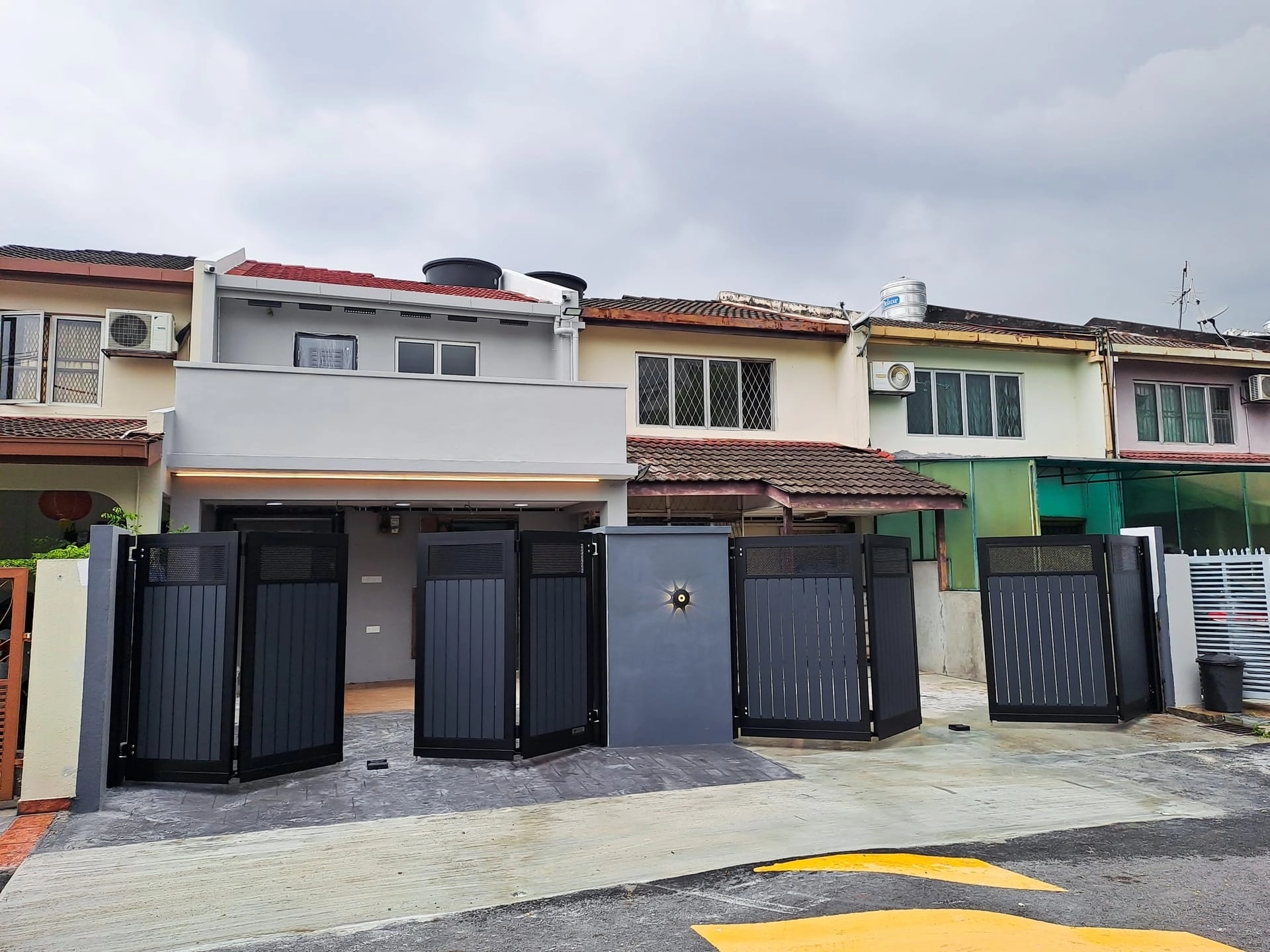 Trackless folding gate Trackless autogate Folding gate Malaysia Aluminium gate Malaysia Delux autogate Unigate Autogate Malaysia Unigate Malaysia Trackless gate Malaysia Aluminium gate supplier Malaysia Aluminium auto gate Autogate price Autogate system price Trackless autogate malaysia price Autogate malaysia price Aluminium gate suppliers vert 1