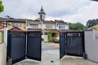 Trackless folding gate Trackless autogate Folding gate Malaysia Aluminium gate Malaysia Delux autogate Unigate Autogate Malaysia Unigate Malaysia Trackless gate Malaysia Aluminium gate supplier Malaysia Aluminium auto gate Autogate price Autogate system price Trackless autogate malaysia price Autogate malaysia price Aluminium gate suppliers vert 1