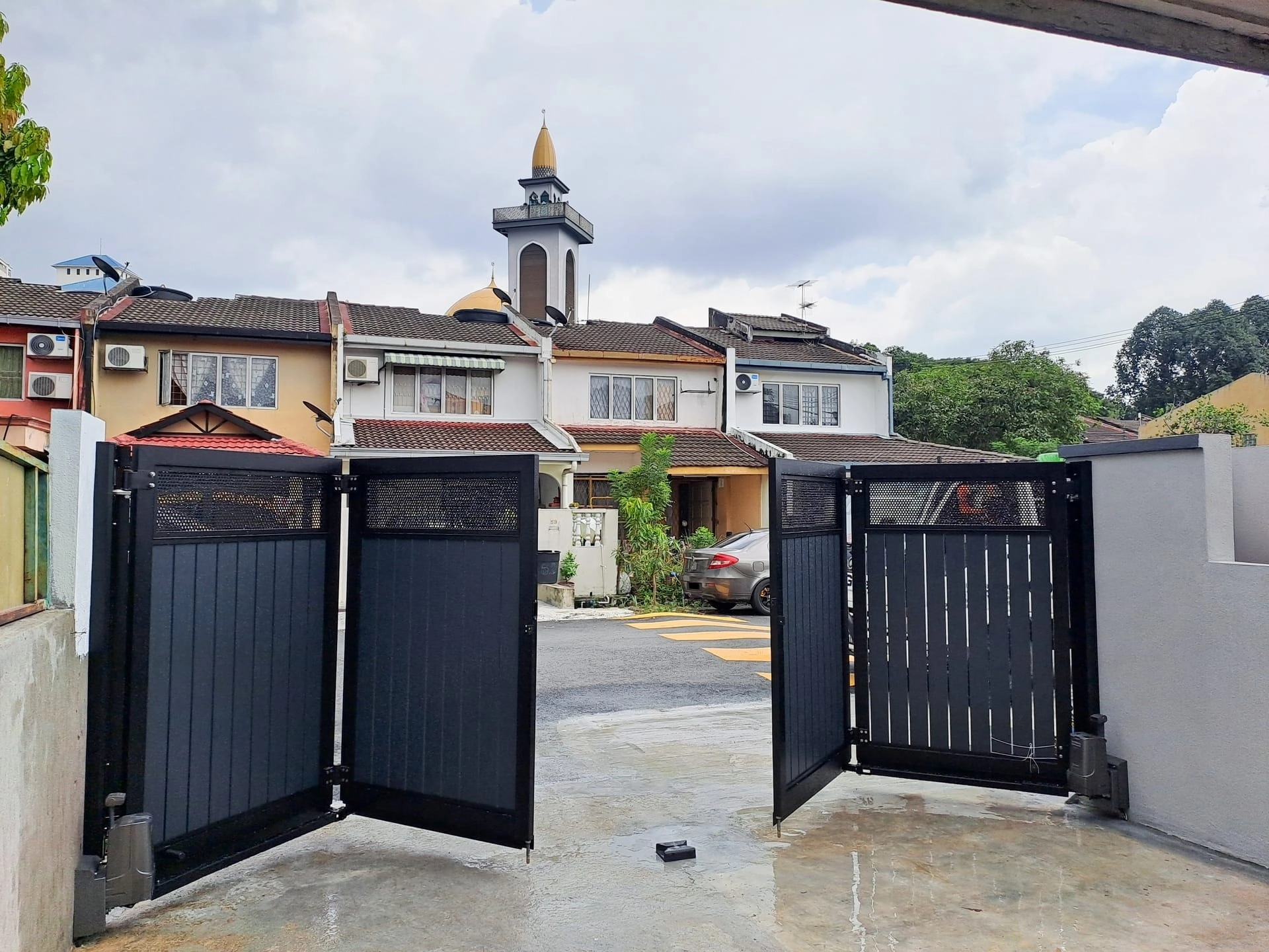 Trackless folding gate Trackless autogate Folding gate Malaysia Aluminium gate Malaysia Delux autogate Unigate Autogate Malaysia Unigate Malaysia Trackless gate Malaysia Aluminium gate supplier Malaysia Aluminium auto gate Autogate price Autogate system price Trackless autogate malaysia price Autogate malaysia price Aluminium gate suppliers vert 1