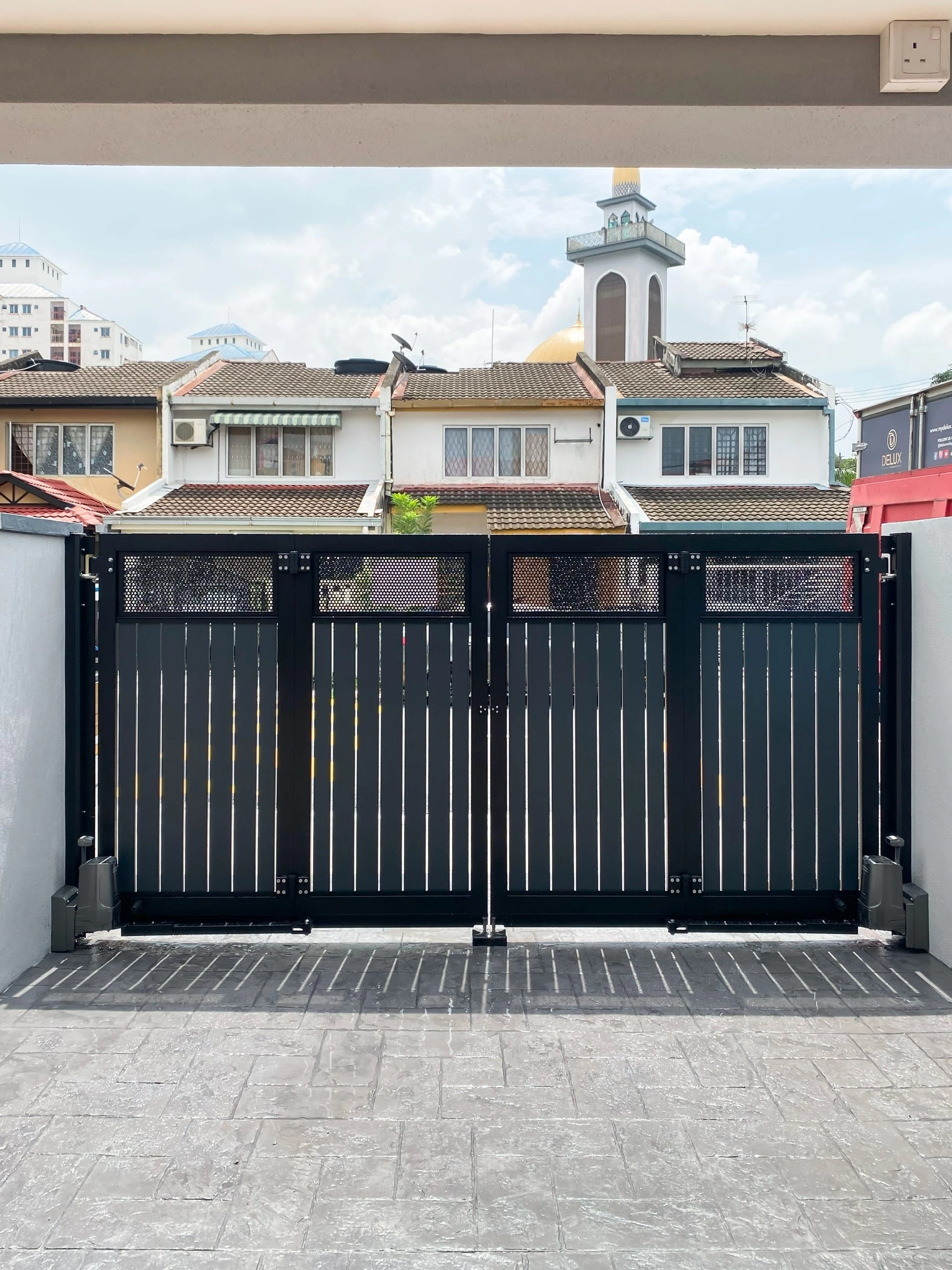 Trackless folding gate Trackless autogate Folding gate Malaysia Aluminium gate Malaysia Delux autogate Unigate Autogate Malaysia Unigate Malaysia Trackless gate Malaysia Aluminium gate supplier Malaysia Aluminium auto gate Autogate price Autogate system price Trackless autogate malaysia price Autogate malaysia price Aluminium gate suppliers vert 1