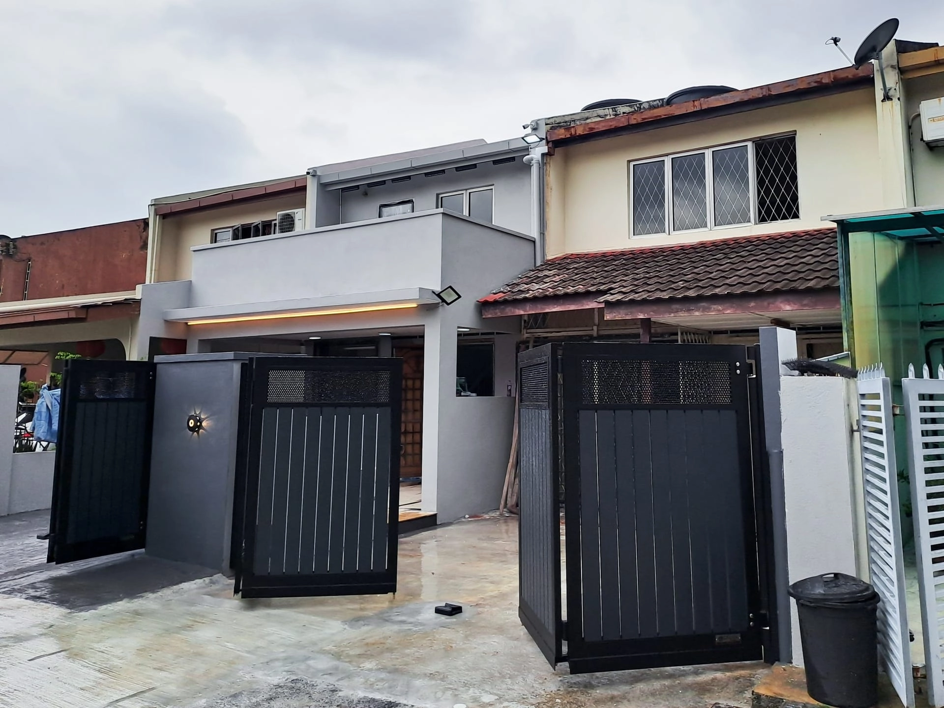 Trackless folding gate Trackless autogate Folding gate Malaysia Aluminium gate Malaysia Delux autogate Unigate Autogate Malaysia Unigate Malaysia Trackless gate Malaysia Aluminium gate supplier Malaysia Aluminium auto gate Autogate price Autogate system price Trackless autogate malaysia price Autogate malaysia price Aluminium gate suppliers vert 1