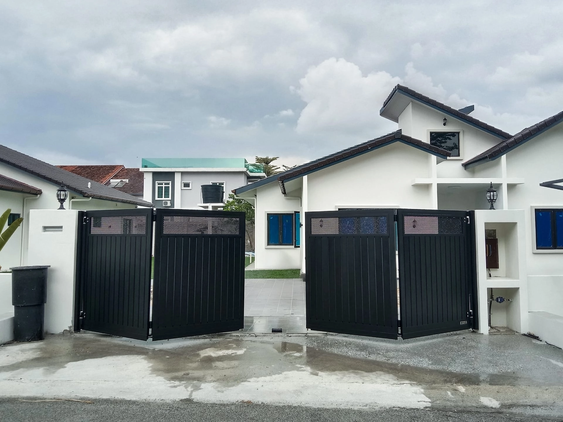 Trackless folding gate Trackless autogate Folding gate Malaysia Aluminium gate Malaysia Delux autogate Unigate Autogate Malaysia Unigate Malaysia Trackless gate Malaysia Aluminium gate supplier Malaysia Aluminium auto gate Autogate price Autogate system price Trackless autogate malaysia price Autogate malaysia price Aluminium gate suppliers vert 1