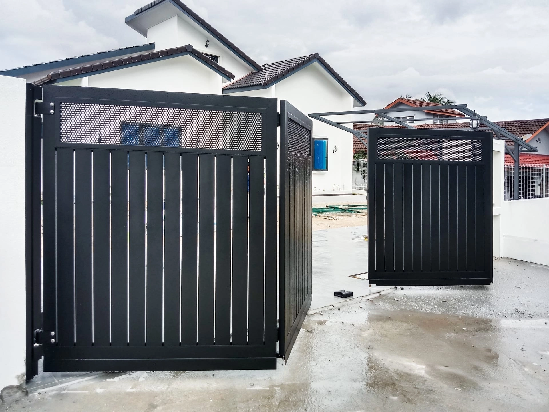 Trackless folding gate Trackless autogate Folding gate Malaysia Aluminium gate Malaysia Delux autogate Unigate Autogate Malaysia Unigate Malaysia Trackless gate Malaysia Aluminium gate supplier Malaysia Aluminium auto gate Autogate price Autogate system price Trackless autogate malaysia price Autogate malaysia price Aluminium gate suppliers vert 1