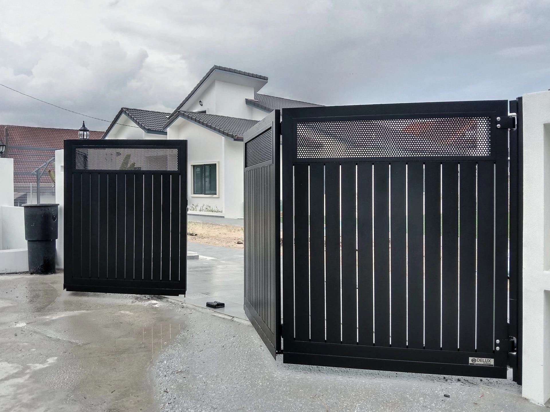 Trackless folding gate Trackless autogate Folding gate Malaysia Aluminium gate Malaysia Delux autogate Unigate Autogate Malaysia Unigate Malaysia Trackless gate Malaysia Aluminium gate supplier Malaysia Aluminium auto gate Autogate price Autogate system price Trackless autogate malaysia price Autogate malaysia price Aluminium gate suppliers vert 1