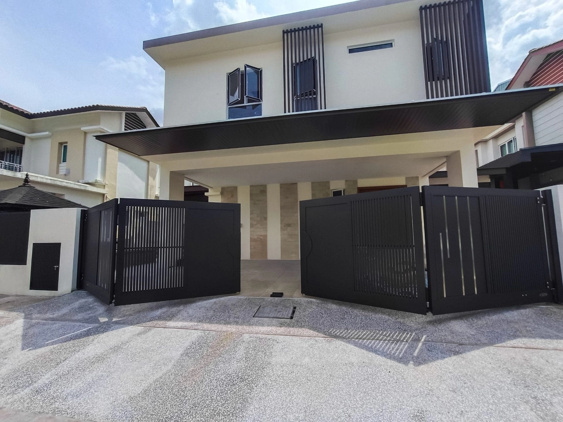 Trackless folding gate Trackless autogate Folding gate Malaysia Aluminium gate Malaysia Delux autogate Unigate Autogate Malaysia Unigate Malaysia Trackless gate Malaysia Aluminium gate supplier Malaysia Aluminium auto gate Autogate price Autogate system price Trackless autogate malaysia price Autogate malaysia price Aluminium gate suppliers grono 2