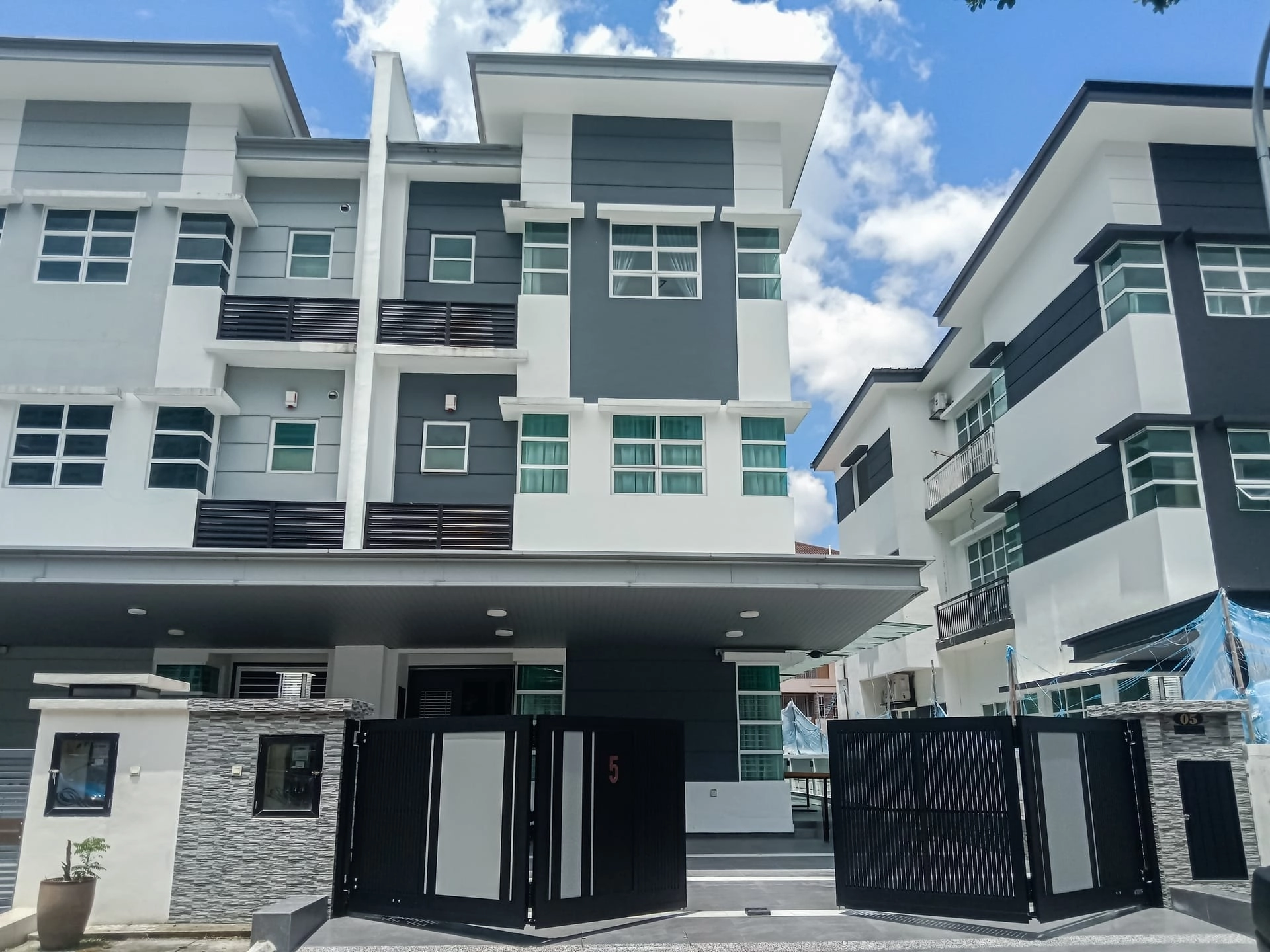 Trackless folding gate Trackless autogate Folding gate Malaysia Aluminium gate Malaysia Delux autogate Unigate Autogate Malaysia Unigate Malaysia Trackless gate Malaysia Aluminium gate supplier Malaysia Aluminium auto gate Autogate price Autogate system price Trackless autogate malaysia price Autogate malaysia price Aluminium gate suppliers inline 3