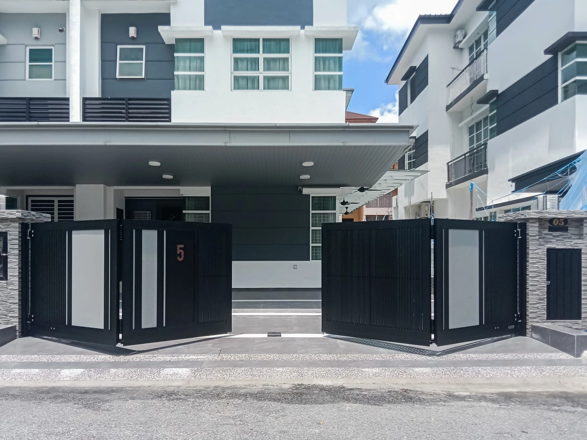 Trackless folding gate Trackless autogate Folding gate Malaysia Aluminium gate Malaysia Delux autogate Unigate Autogate Malaysia Unigate Malaysia Trackless gate Malaysia Aluminium gate supplier Malaysia Aluminium auto gate Autogate price Autogate system price Trackless autogate malaysia price Autogate malaysia price Aluminium gate suppliers inline 3