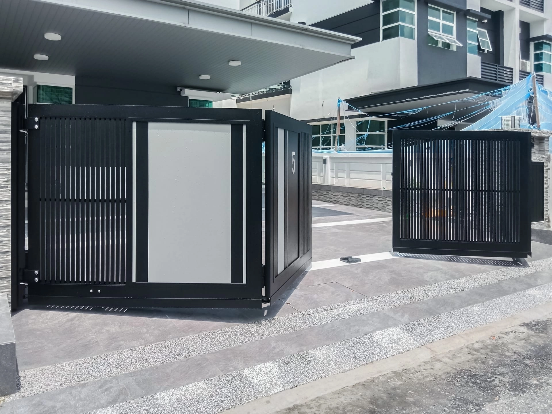 Trackless folding gate Trackless autogate Folding gate Malaysia Aluminium gate Malaysia Delux autogate Unigate Autogate Malaysia Unigate Malaysia Trackless gate Malaysia Aluminium gate supplier Malaysia Aluminium auto gate Autogate price Autogate system price Trackless autogate malaysia price Autogate malaysia price Aluminium gate suppliers inline 3
