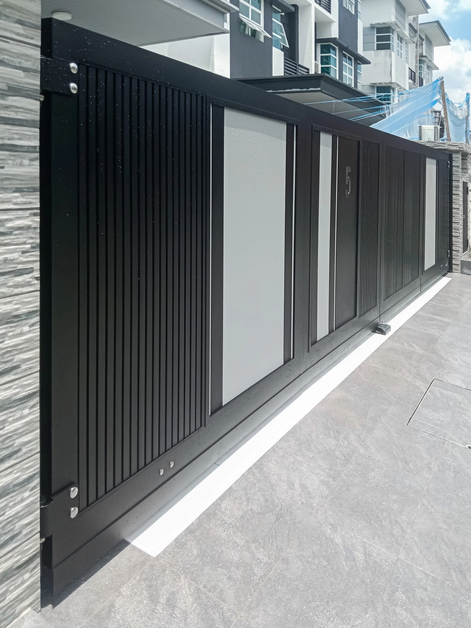 Trackless folding gate Trackless autogate Folding gate Malaysia Aluminium gate Malaysia Delux autogate Unigate Autogate Malaysia Unigate Malaysia Trackless gate Malaysia Aluminium gate supplier Malaysia Aluminium auto gate Autogate price Autogate system price Trackless autogate malaysia price Autogate malaysia price Aluminium gate suppliers inline 3