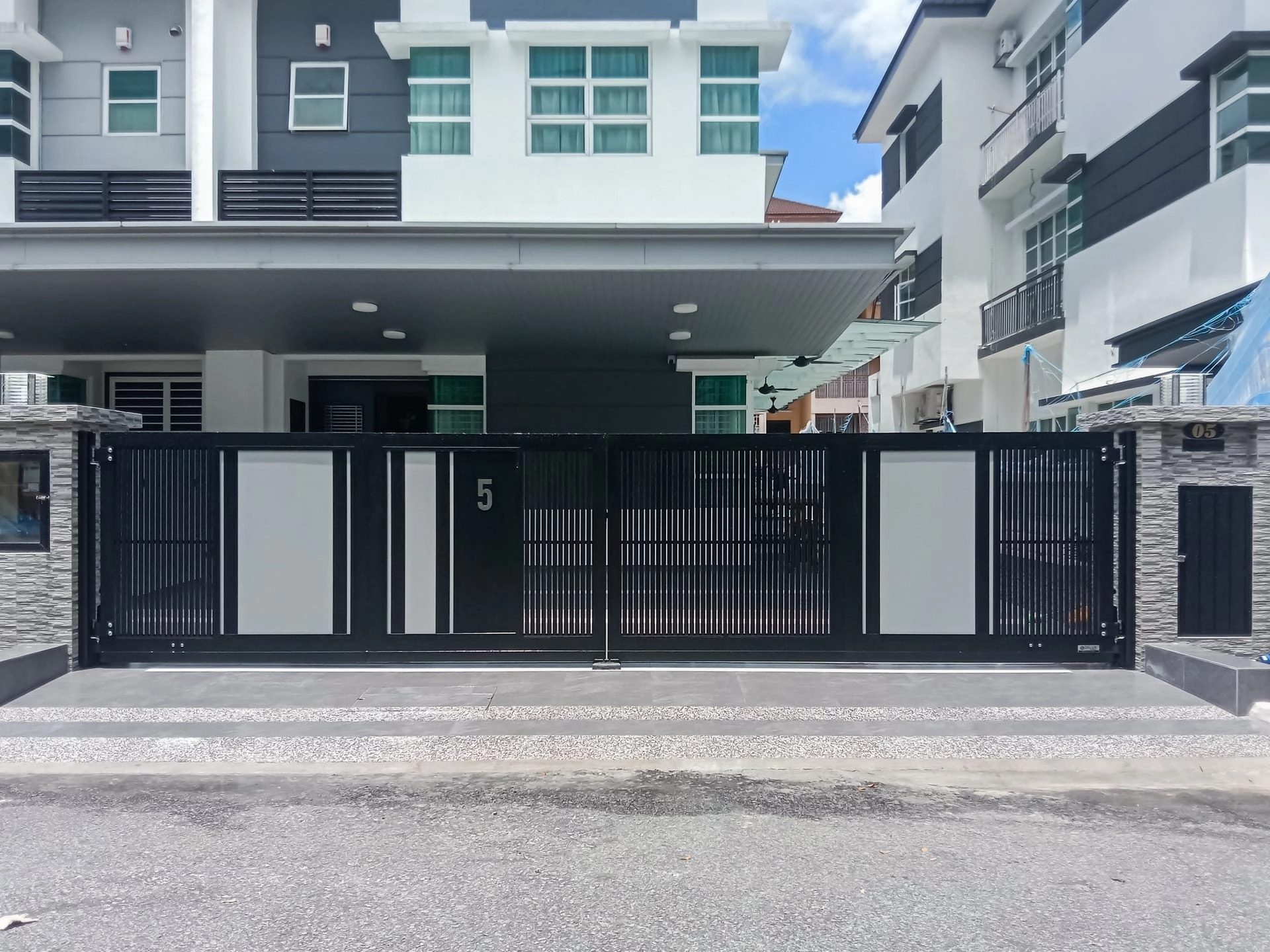 Trackless folding gate Trackless autogate Folding gate Malaysia Aluminium gate Malaysia Delux autogate Unigate Autogate Malaysia Unigate Malaysia Trackless gate Malaysia Aluminium gate supplier Malaysia Aluminium auto gate Autogate price Autogate system price Trackless autogate malaysia price Autogate malaysia price Aluminium gate suppliers inline 3