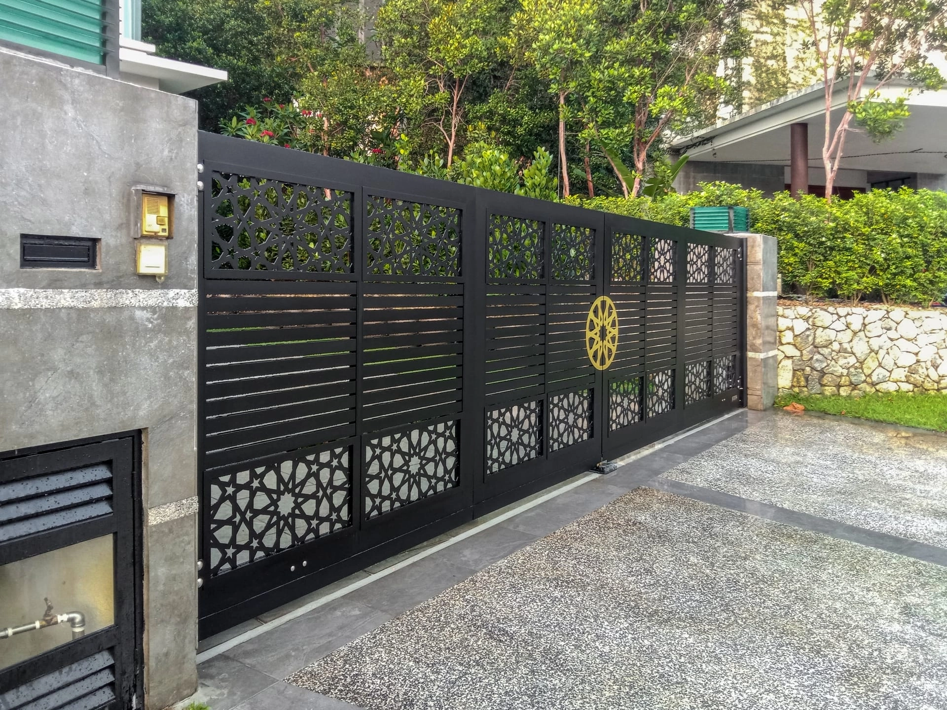 Trackless folding gate Trackless autogate Folding gate Malaysia Aluminium gate Malaysia Delux autogate Unigate Autogate Malaysia Unigate Malaysia Trackless gate Malaysia Aluminium gate supplier Malaysia Aluminium auto gate Autogate price Autogate system price Trackless autogate malaysia price Autogate malaysia price Aluminium gate suppliers mj102