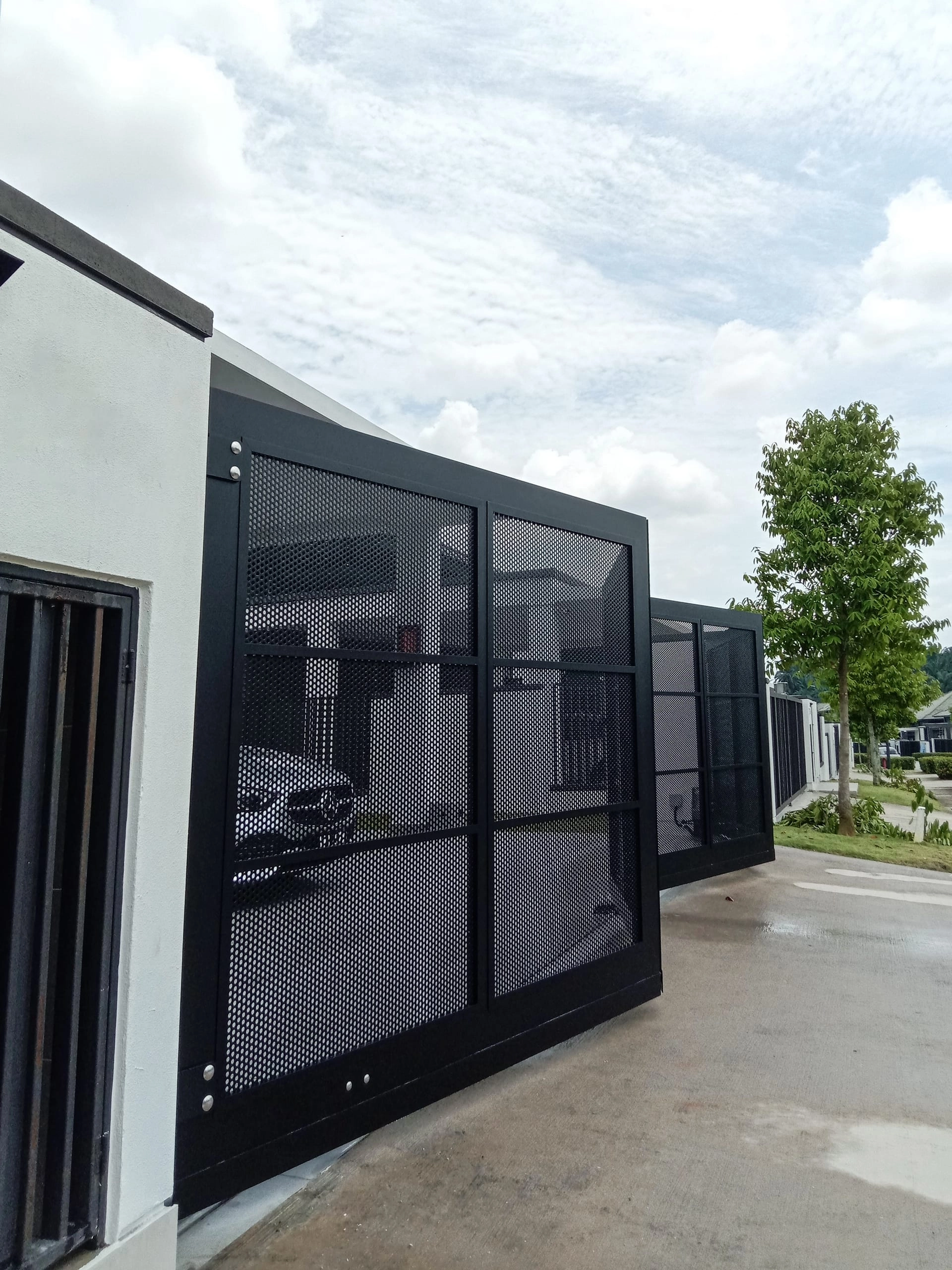 Trackless folding gate Trackless autogate Folding gate Malaysia Aluminium gate Malaysia Delux autogate Unigate Autogate Malaysia Unigate Malaysia Trackless gate Malaysia Aluminium gate supplier Malaysia Aluminium auto gate Autogate price Autogate system price Trackless autogate malaysia price Autogate malaysia price Aluminium gate suppliers x7